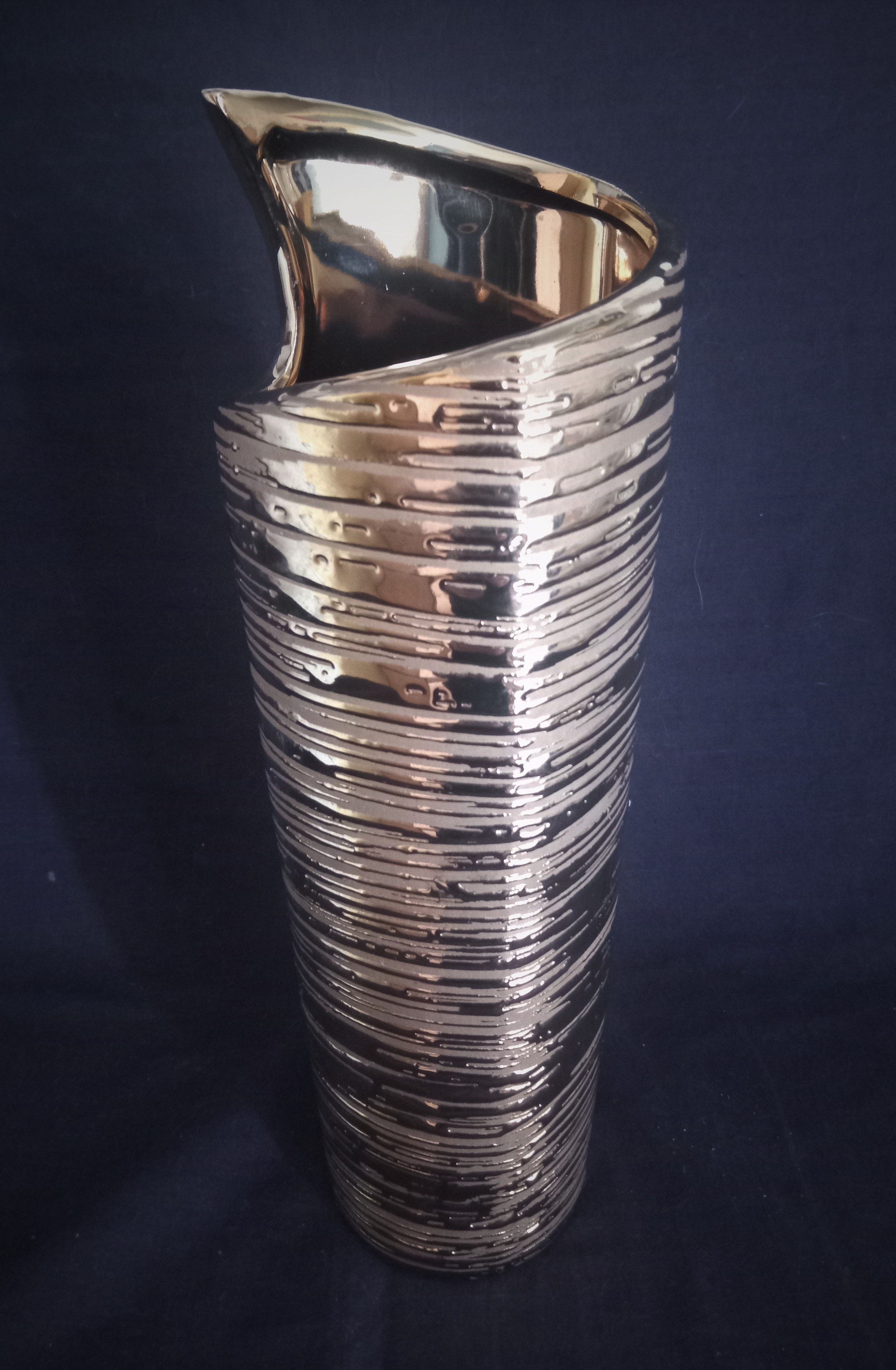Cubist vase in gilded and ridged ceramic