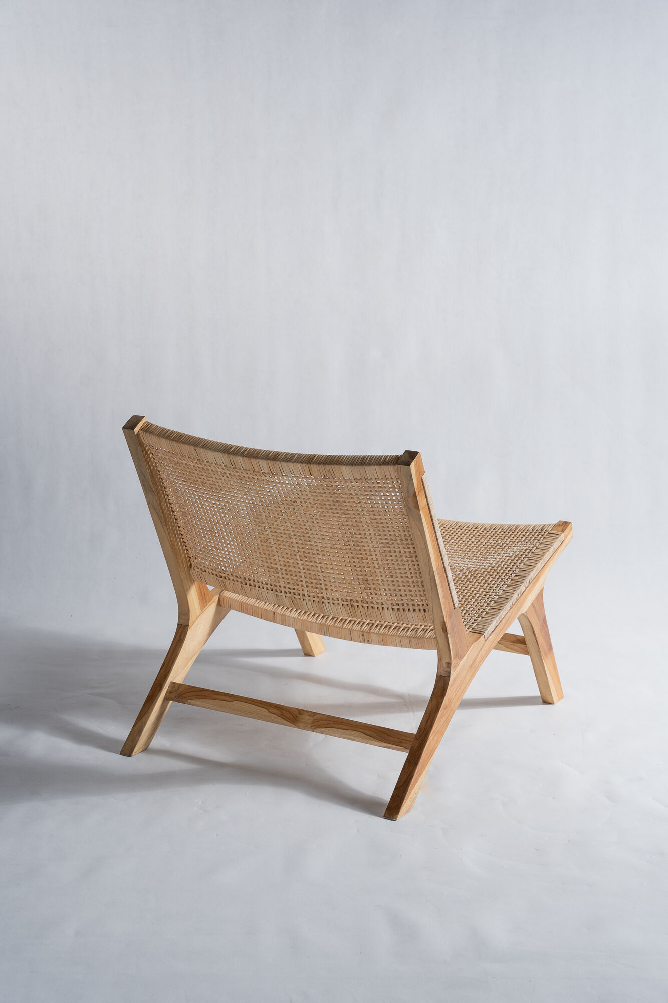 Reclining armchair in natural wood and woven rattan