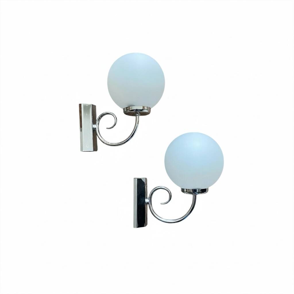 Paire d'appliques murales en inox et globe en verre blanc