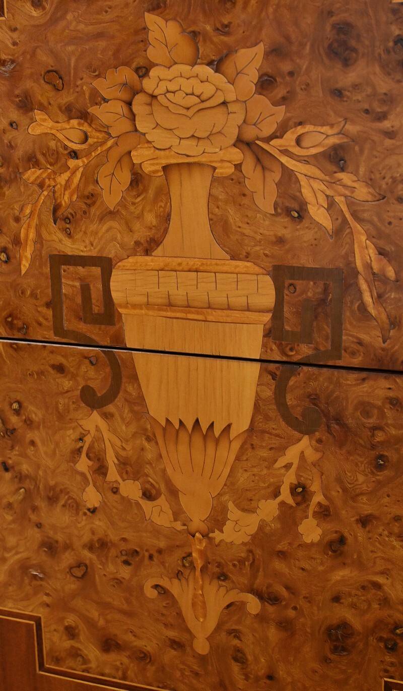 Commode sauteuse en marqueterie, style Louis XVI – milieu XXe