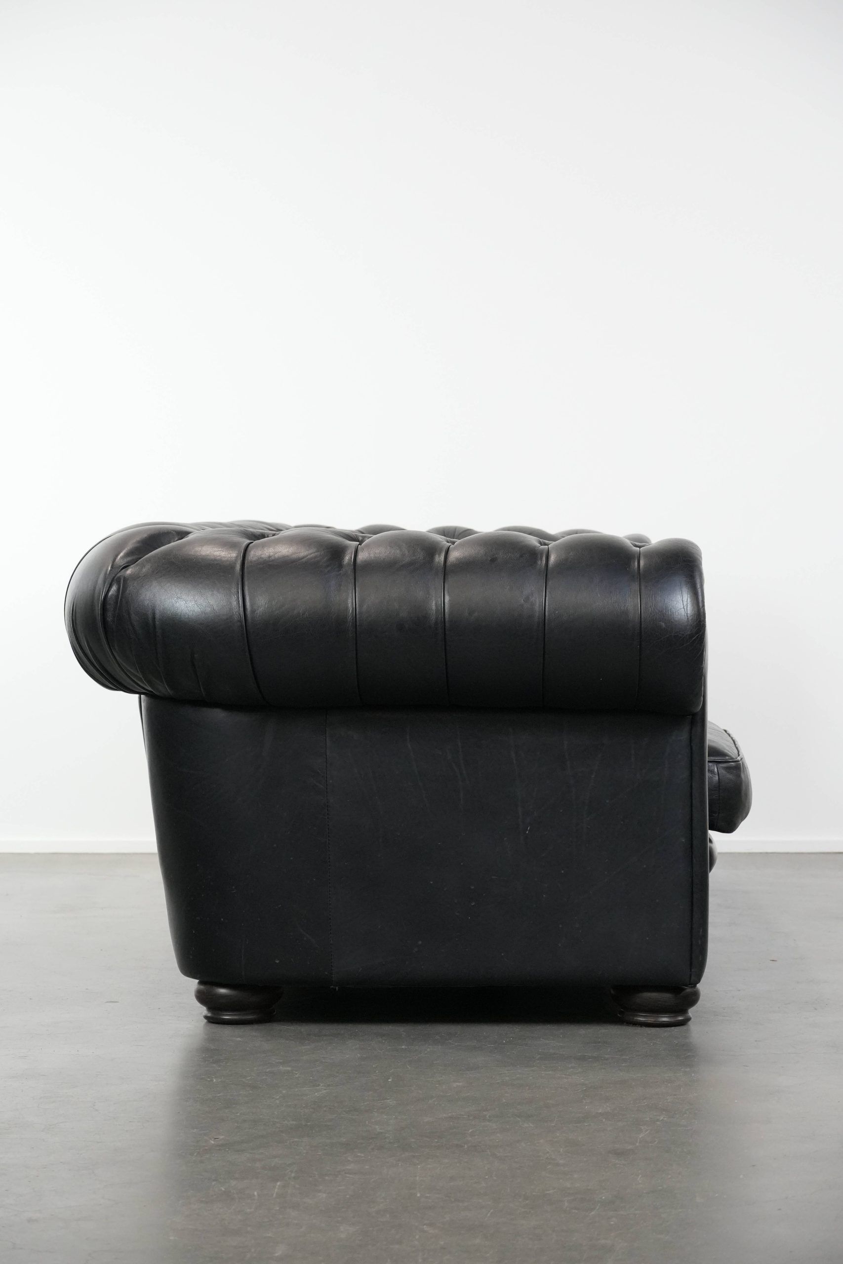 Black chesterfield 3-seater sofa made of cowhide leather in English style