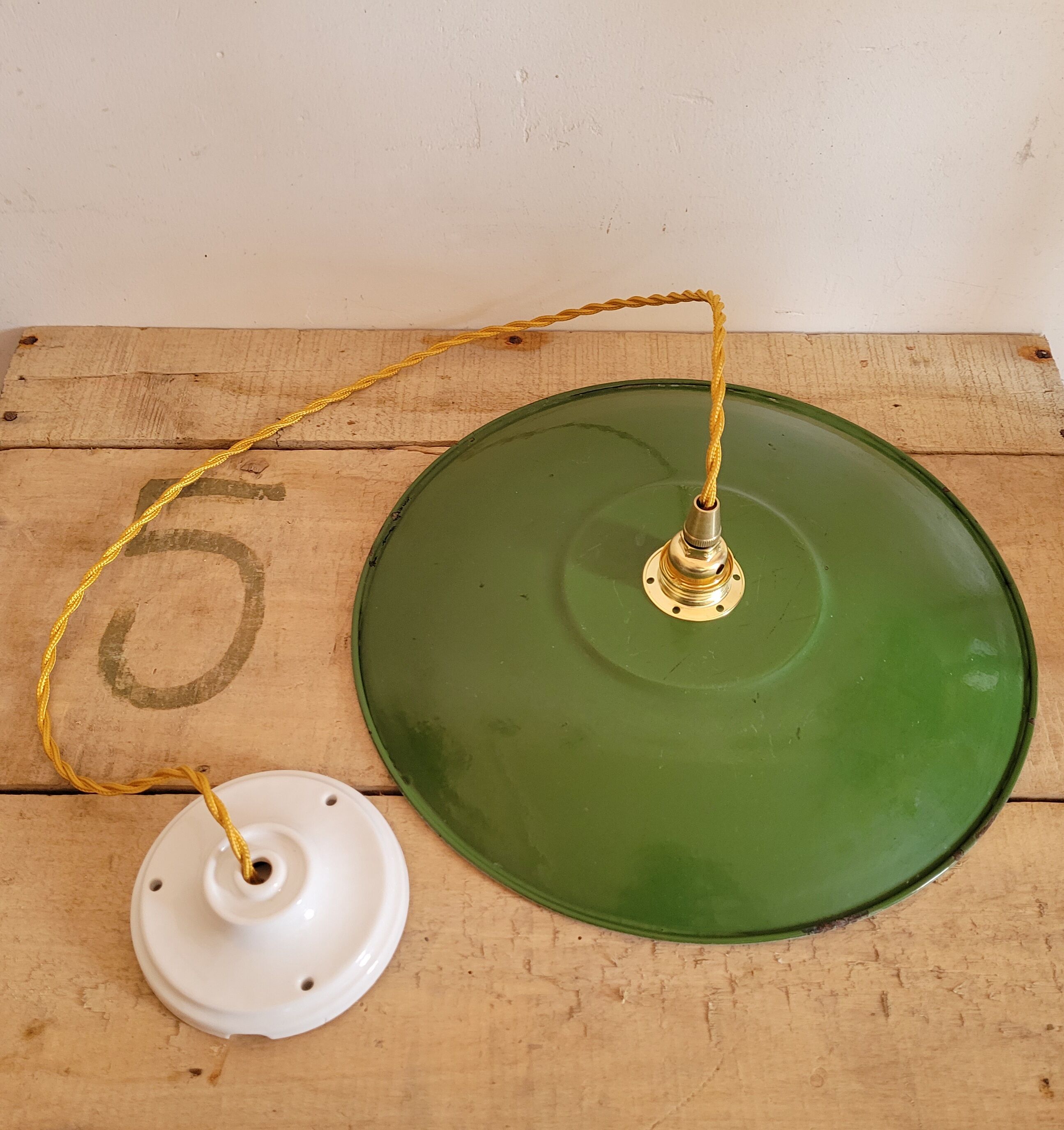 Enamelled sheet metal suspension