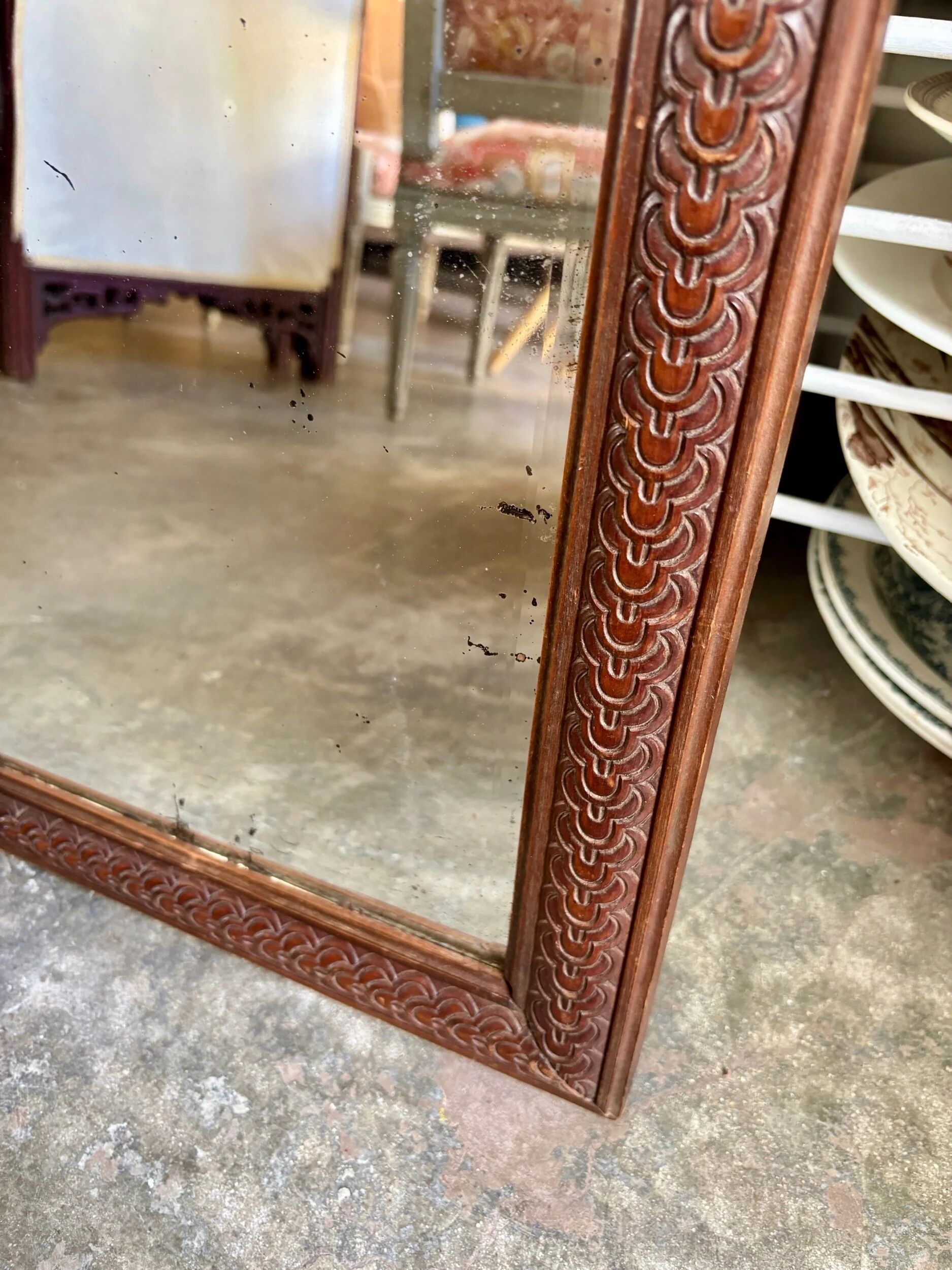 Miroir biseauté en bois mouluré 39 x 33 cm