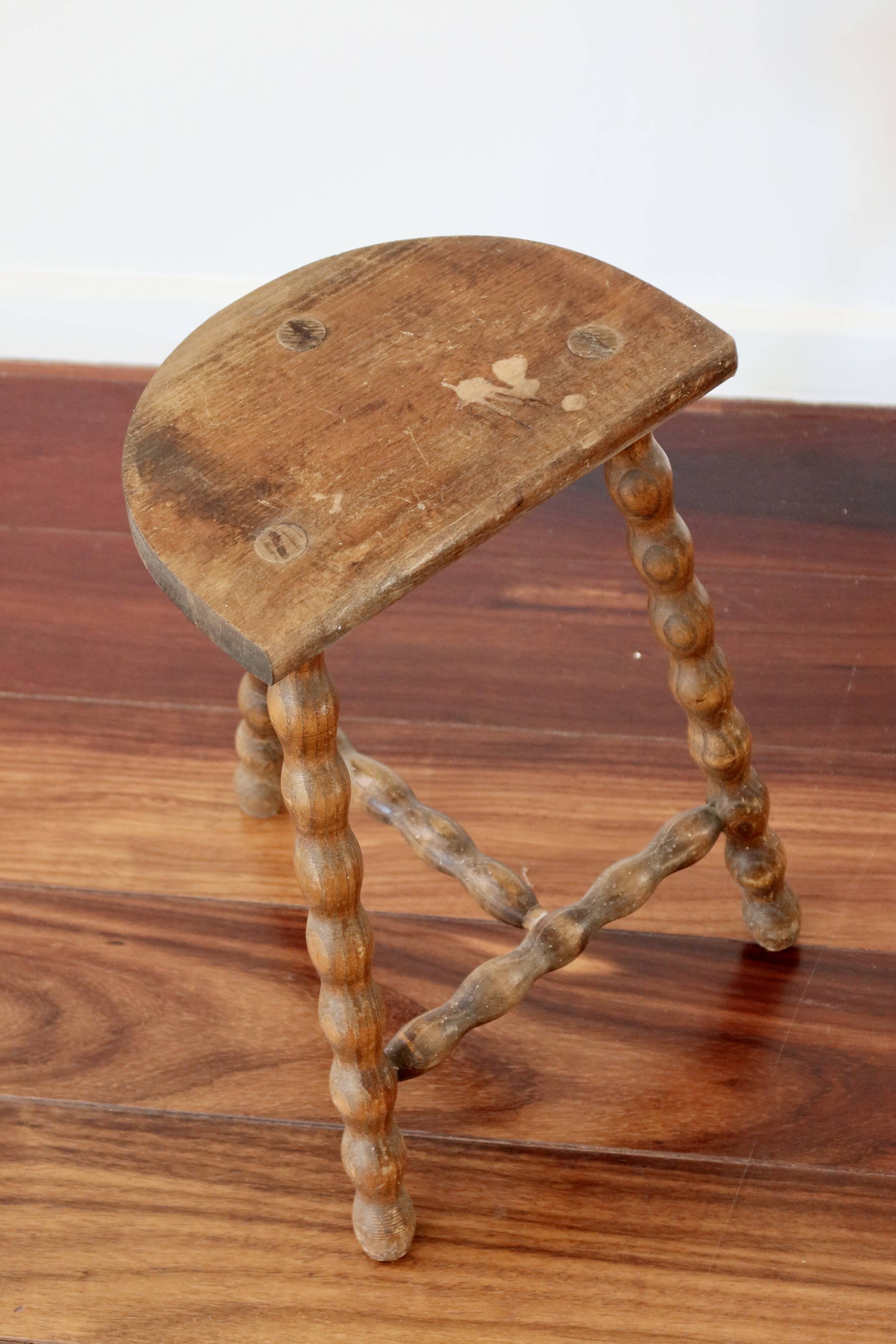 Tabouret ancien tripode en bois tourné