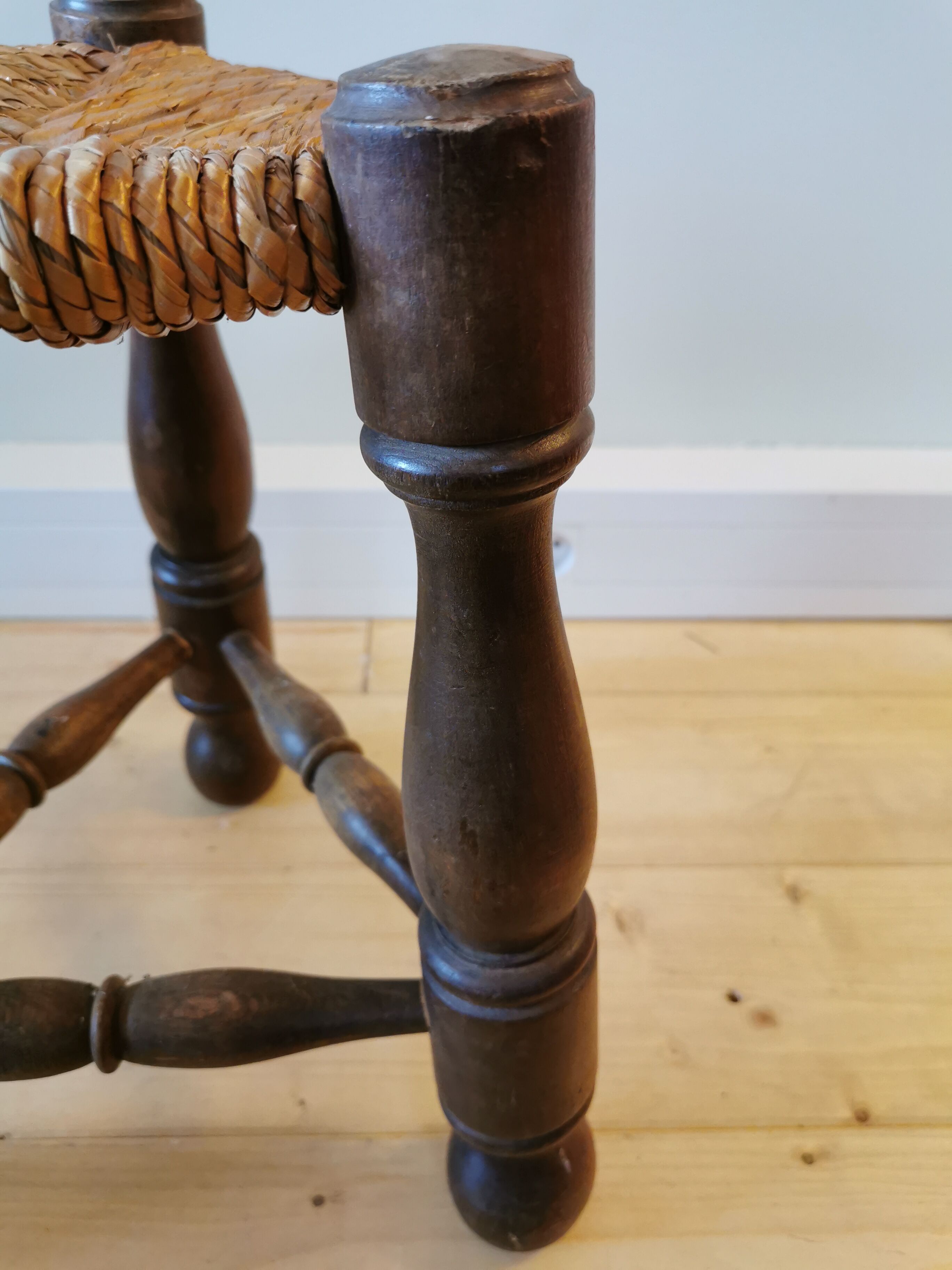 Tabouret tripode paillé des années 50