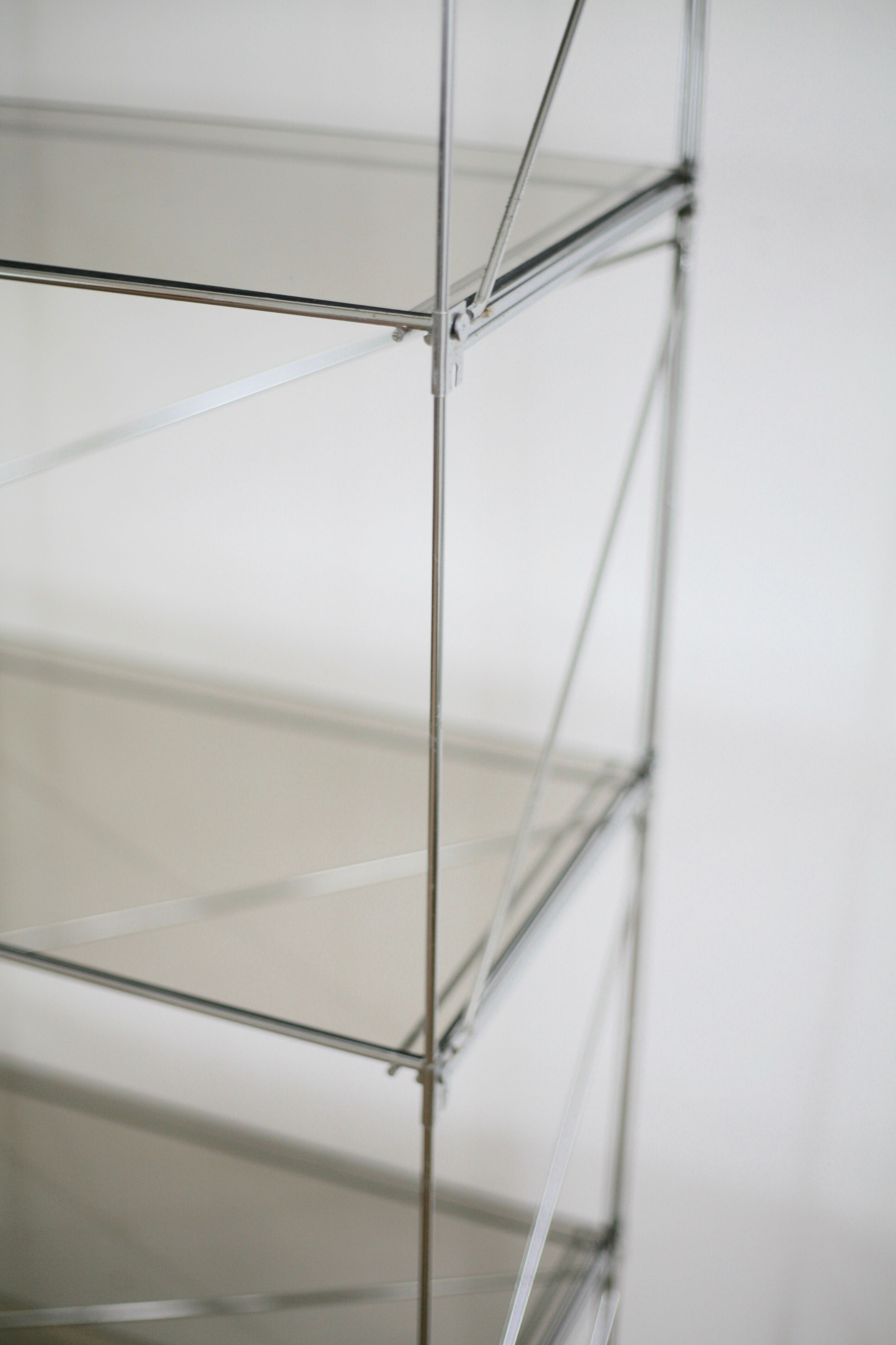 Etagère Isocèle de Max Sauze, acier et verre fumé, France circa 1970