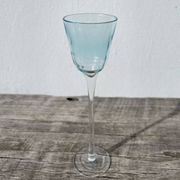 Verre à pied soufflé irrégulier de collection