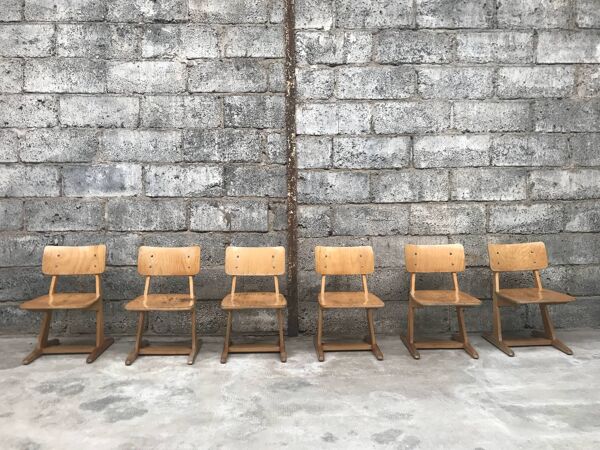 Série de 10 chaises enfant casala en bois clair vintage
