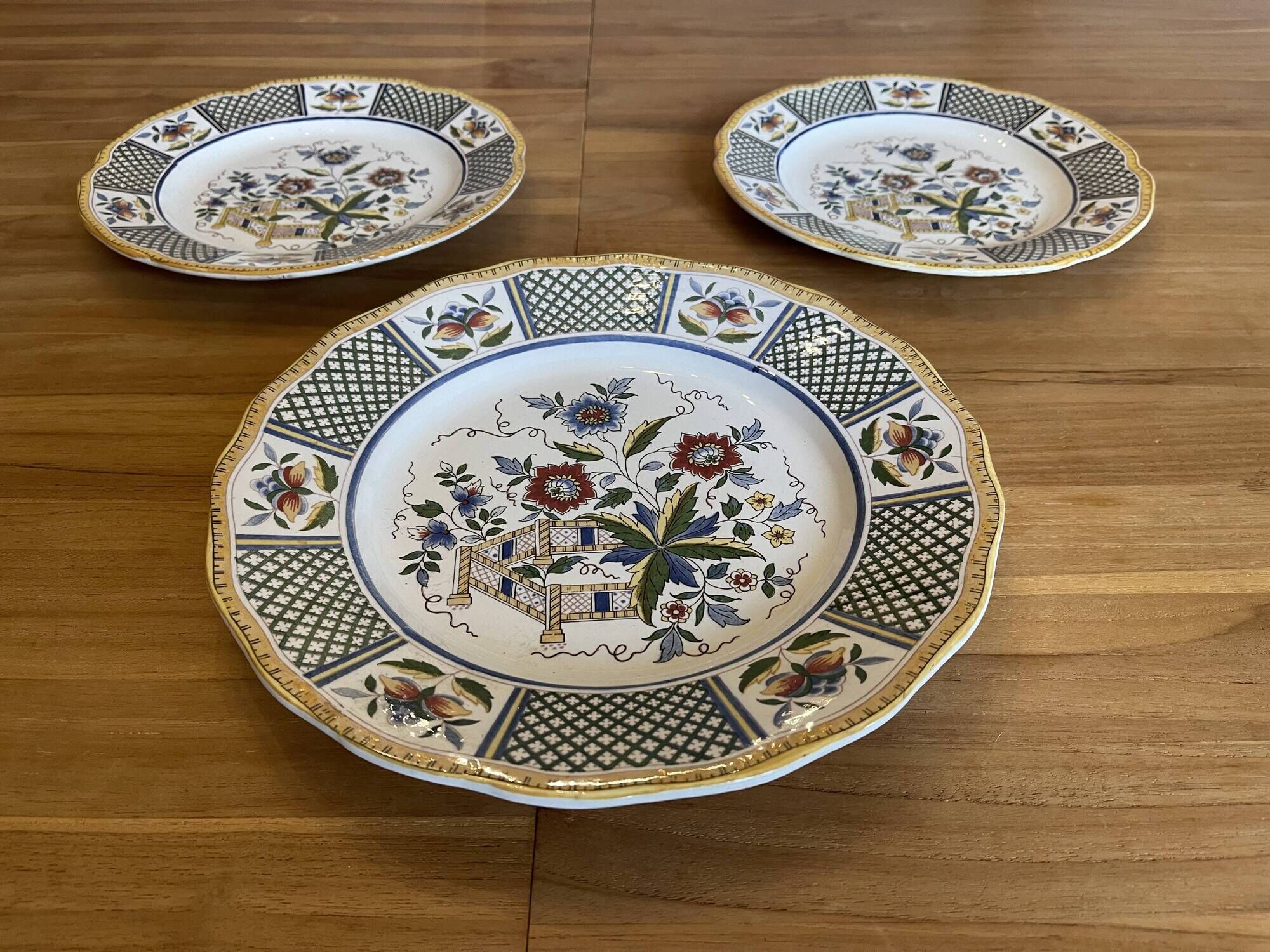 Set of 3 Montmorency model plates in Sarreguemines earthenware.