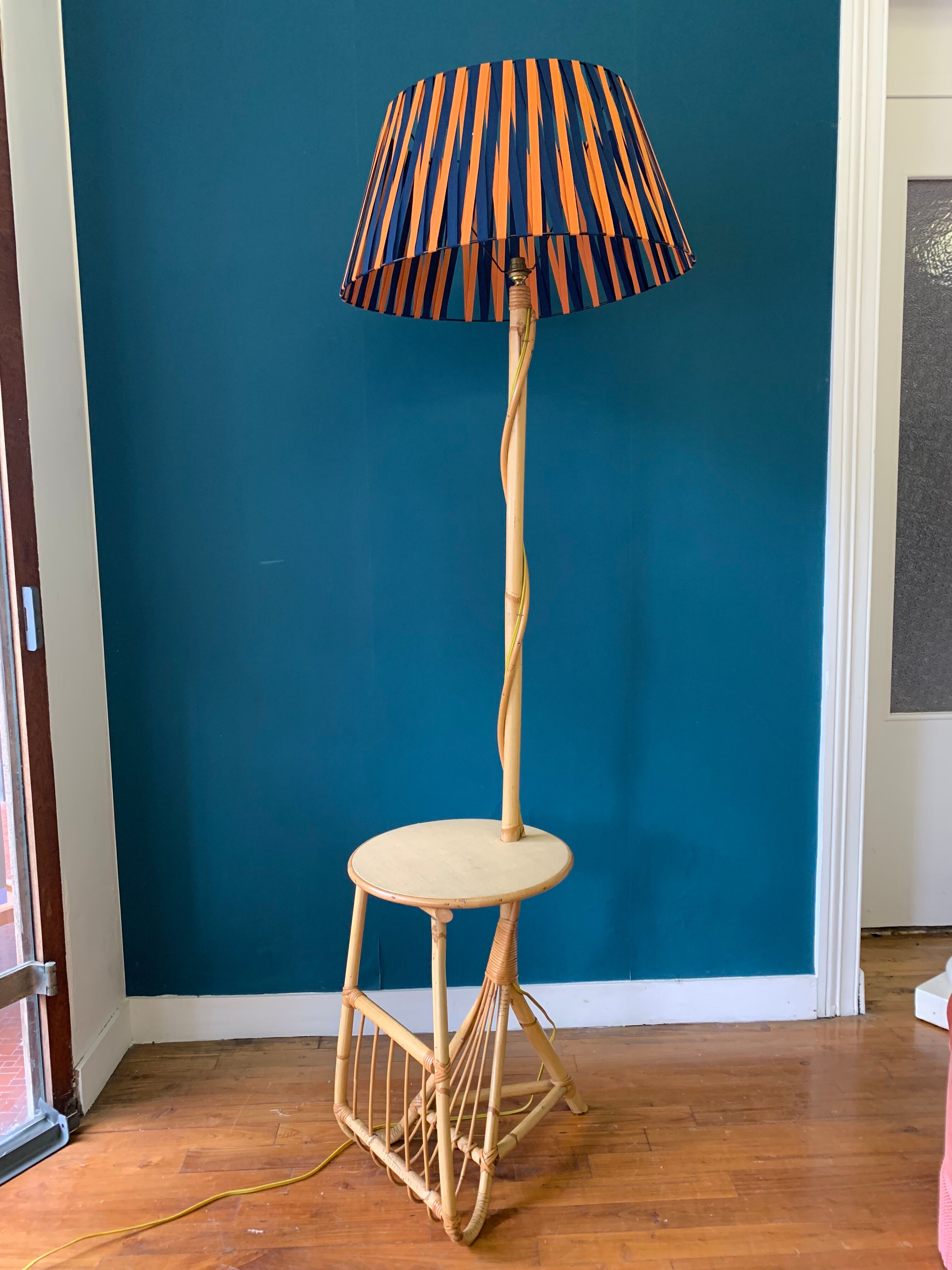 Lampadaire liseuse vintage en rotin