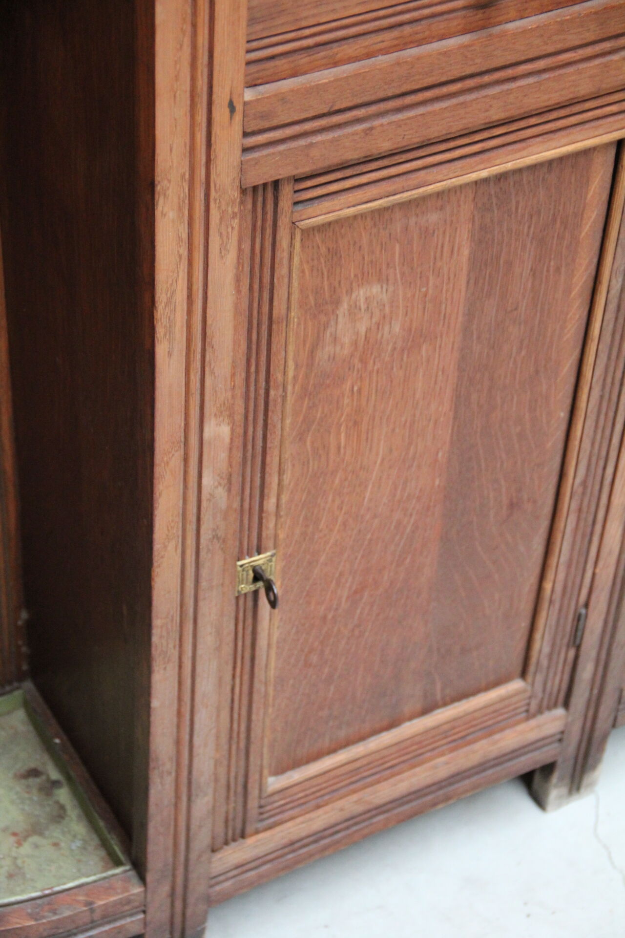 Wardrobe cabinet oak mantel in early XX °