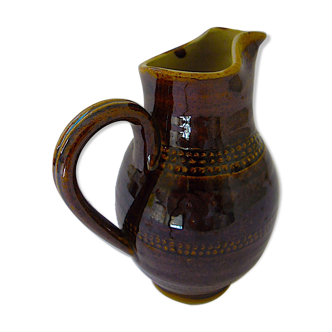 Berry sandstone pitcher