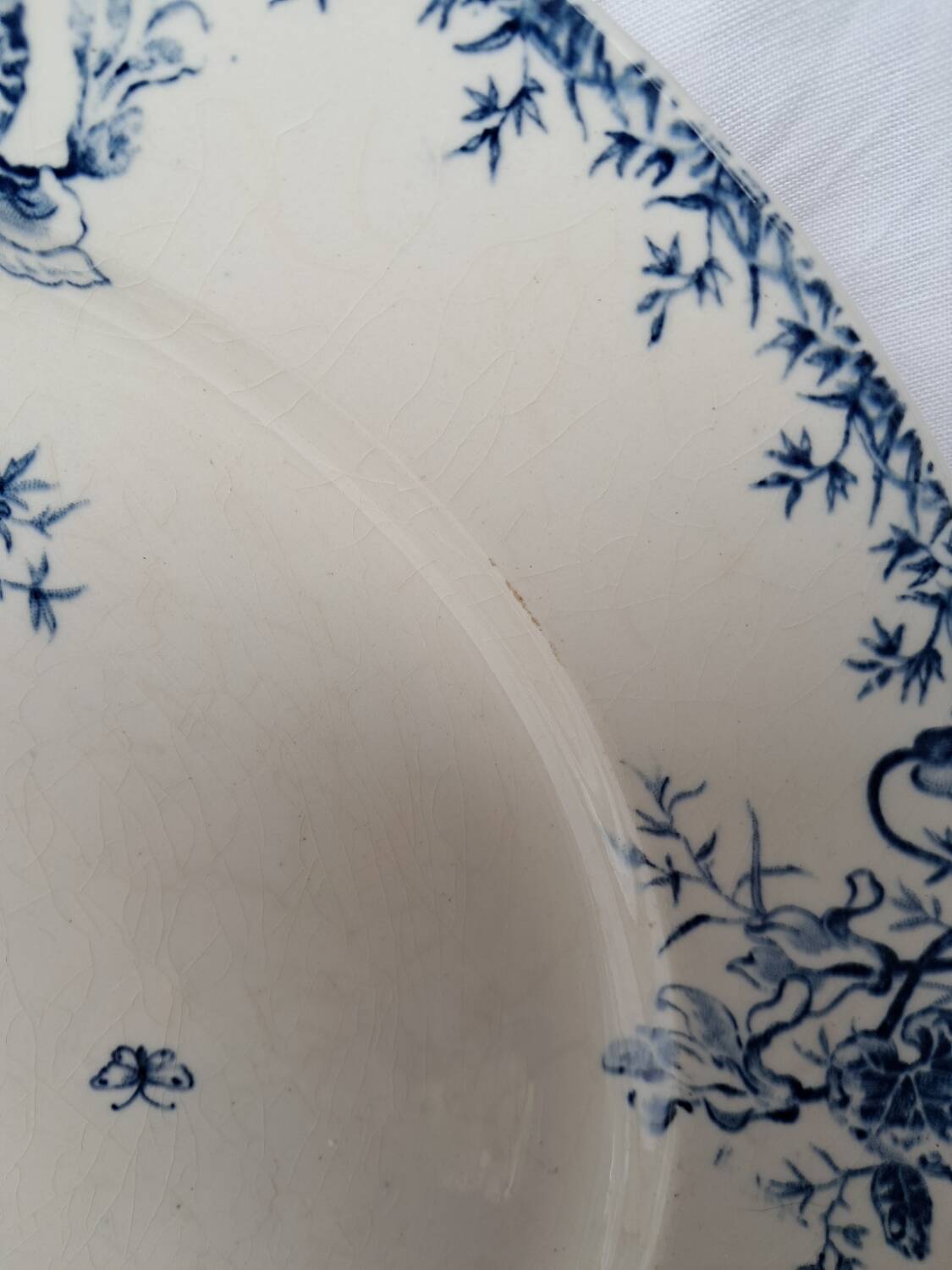 Round Gien porcelain dish with blue cyclamen motif
