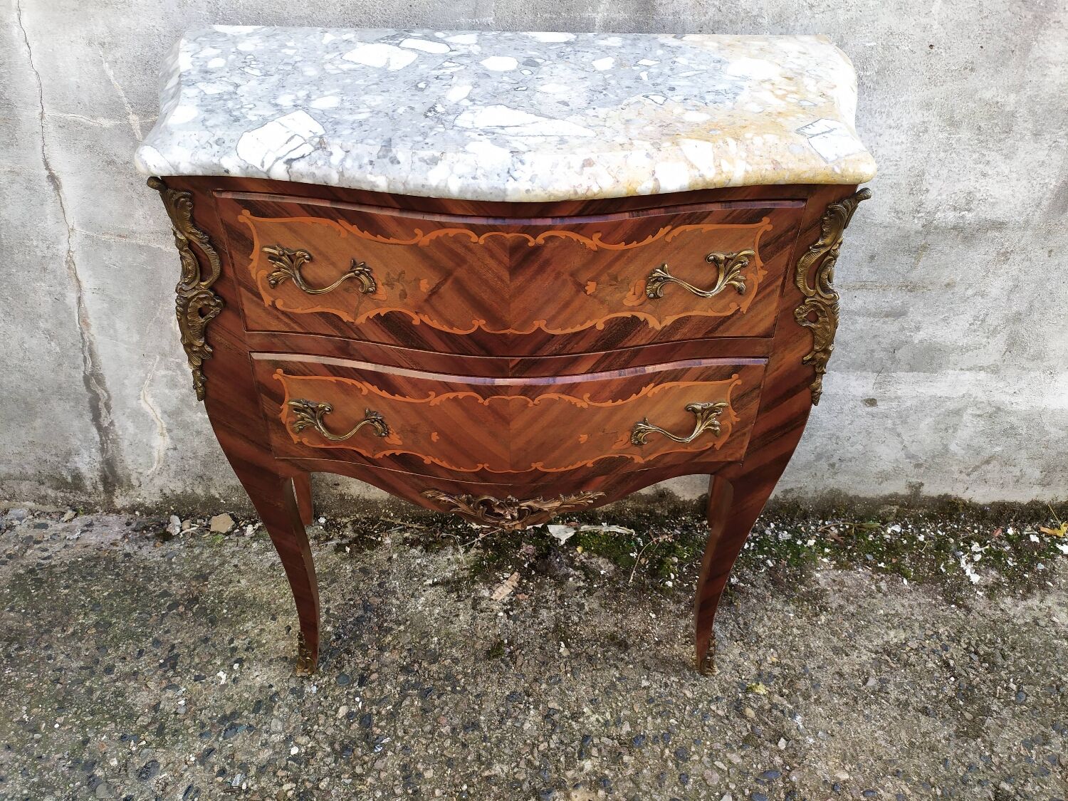 Louis XV curved jumping chest of drawers