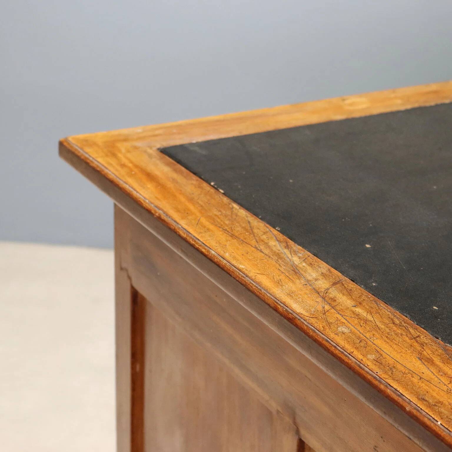 Bureau Liberty en acajou avec cuir et incrustations