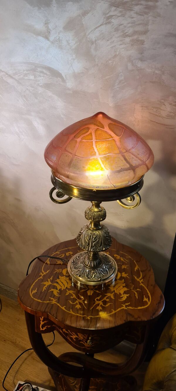 Lampe Art Nouveau autrichienne en bronze avec abat-jour en verre d'art de style Loetz