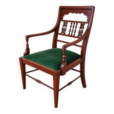 Un fauteuil en acajou de la fin du 19e et du début du 20e siècle.