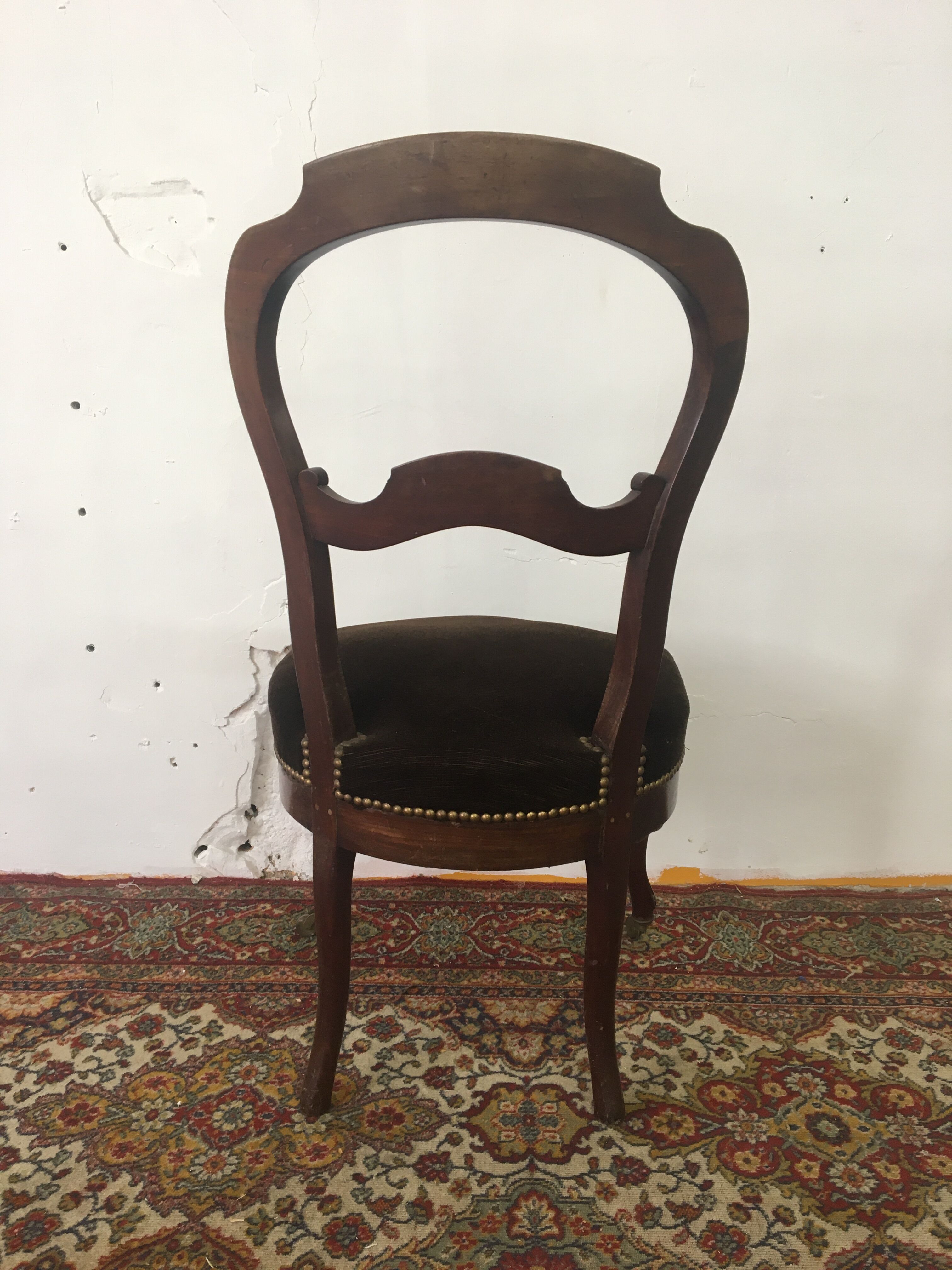 Chaise de style à roulettes