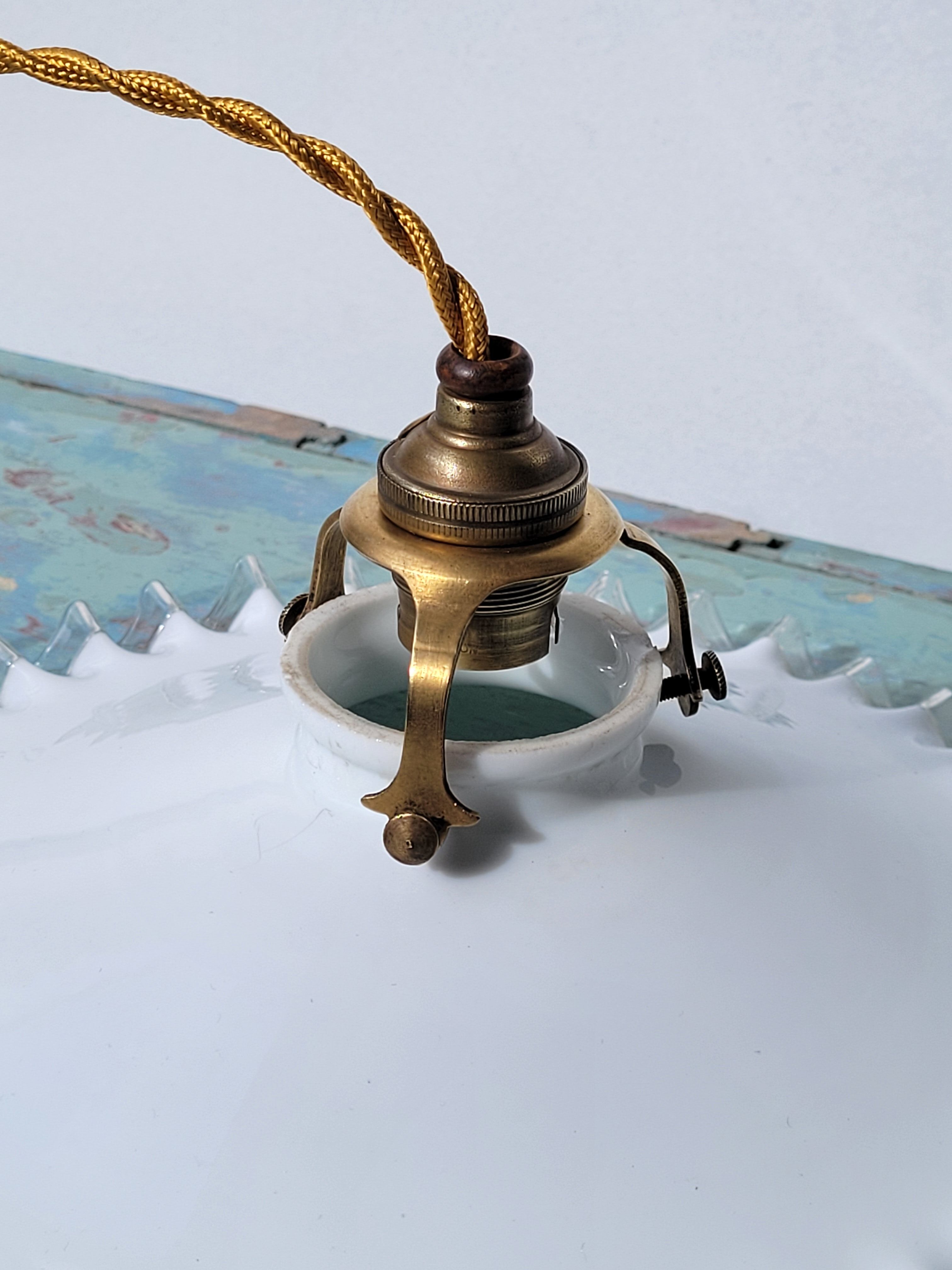 Serrated opaline suspension