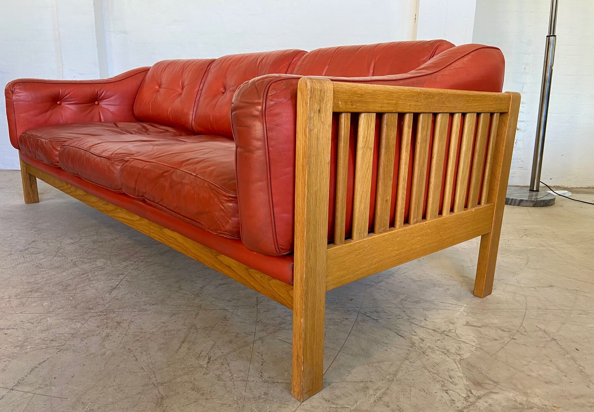 Canapé vintage suédois des années 70 en cuir cognac pour 3 personnes.