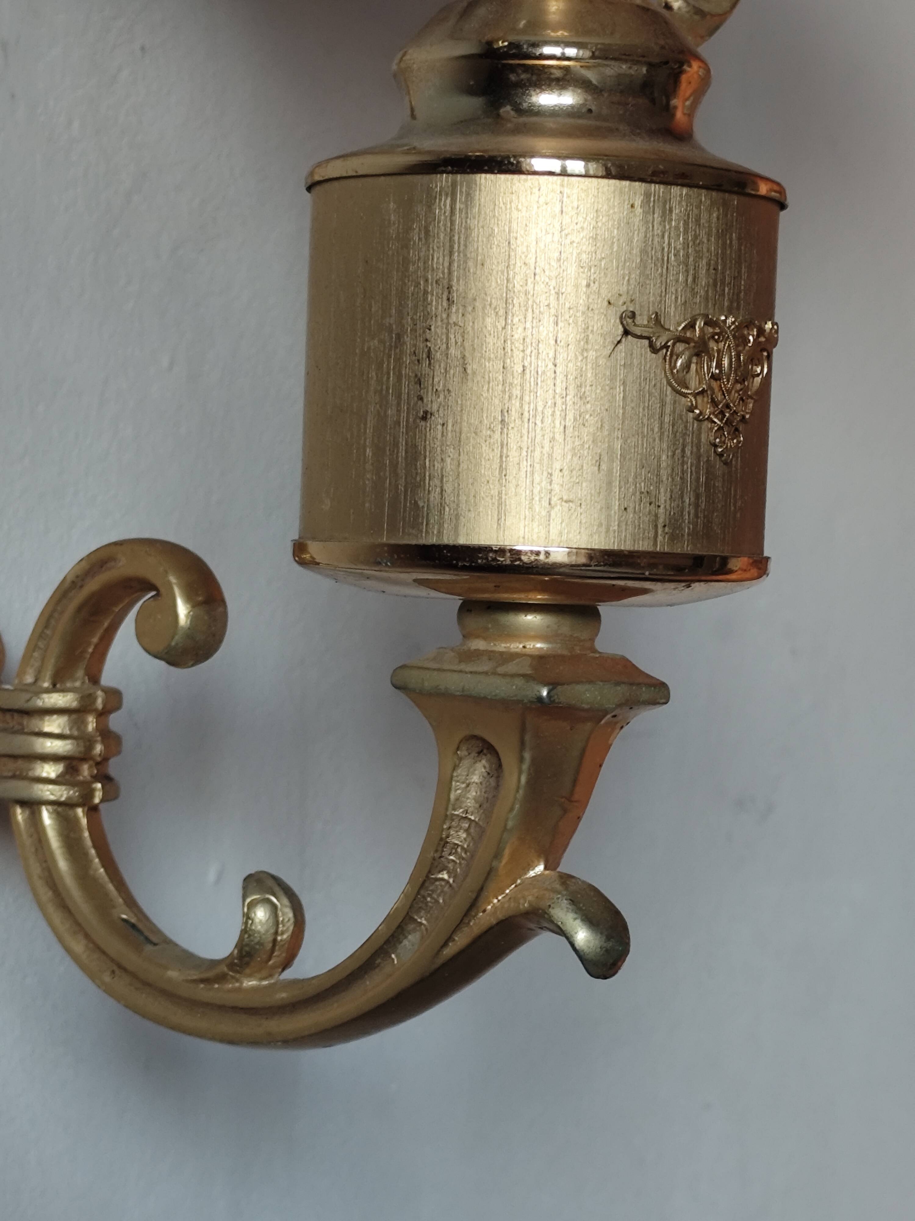 Wall lamp in brass and white opal.