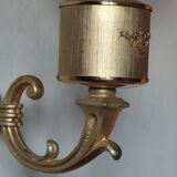Wall lamp in brass and white opal.
