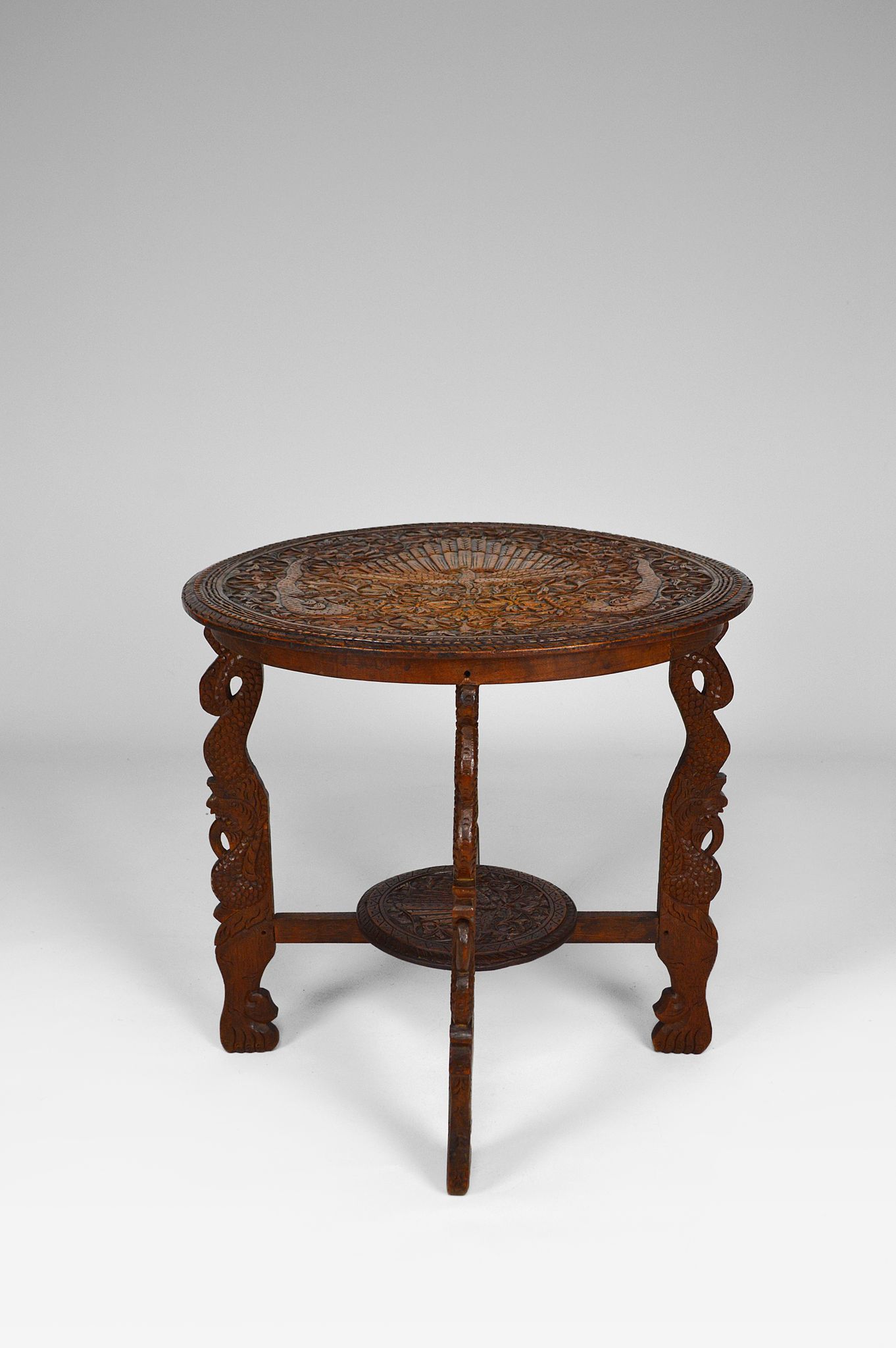 Table basse asiatique sculptée de dragons et de paons, Indonésie, début XXe