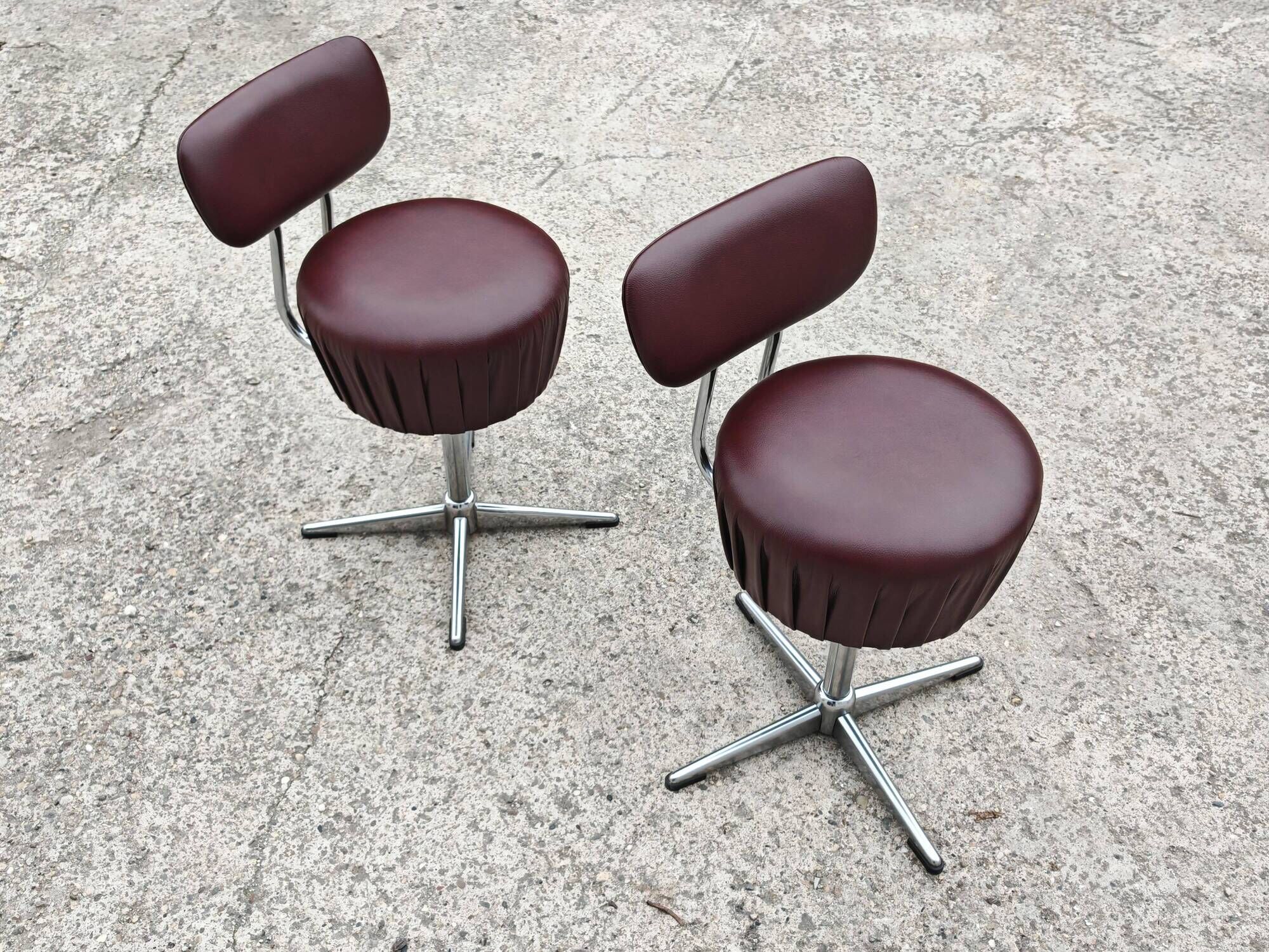 Set of 4 Mid Century Modern swivel chairs in tubular steel and leather.