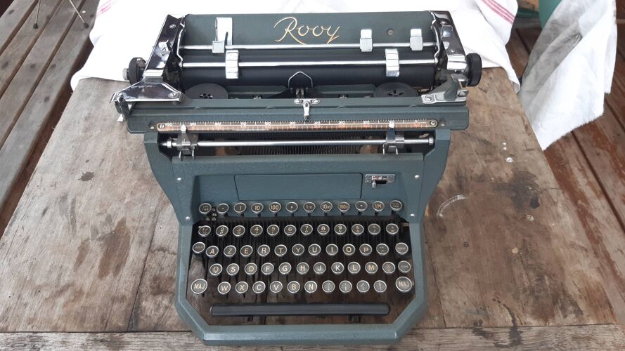 Machine à écrire rooy b44