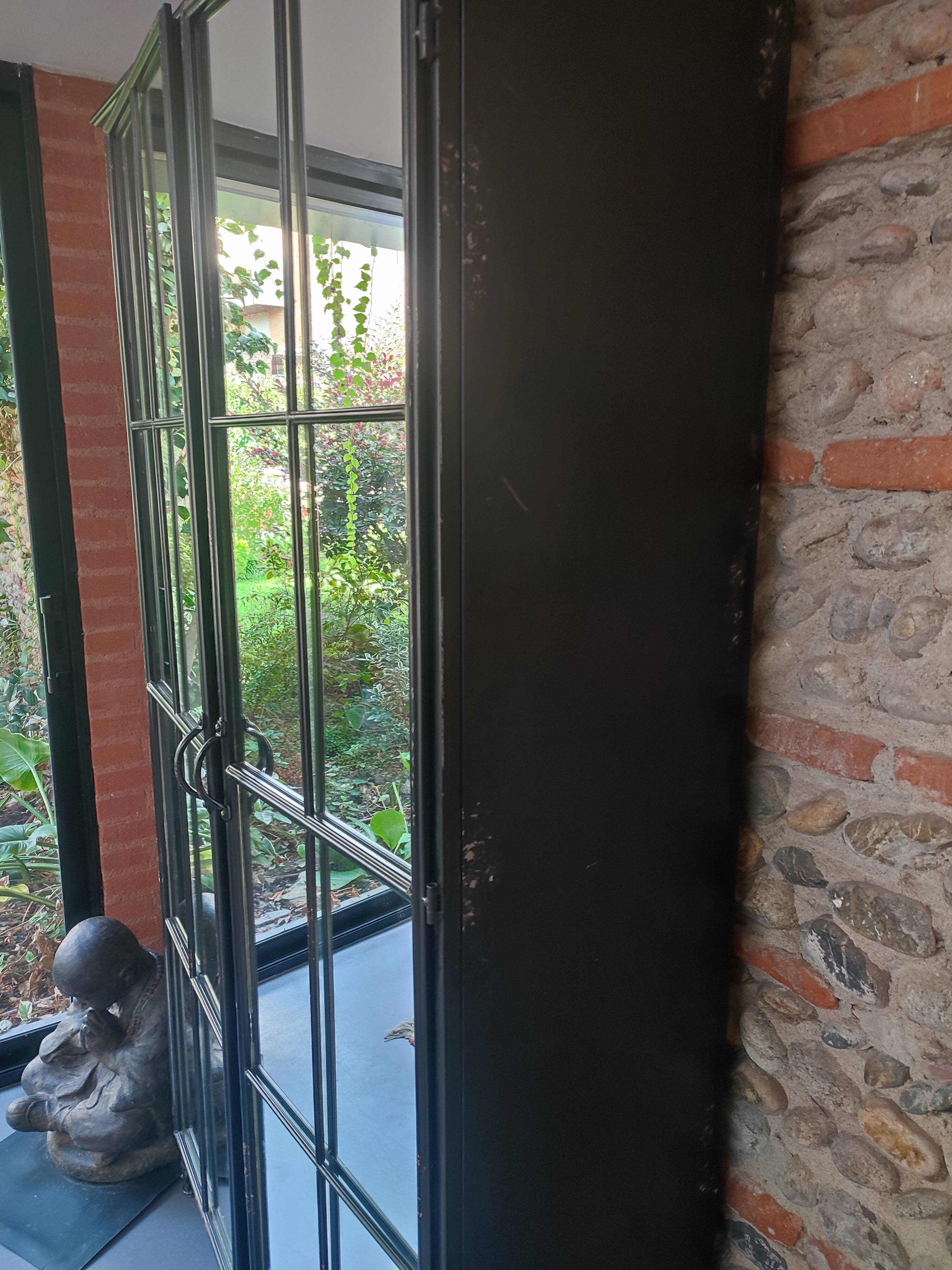 Armoire industrielle en métal et miroir