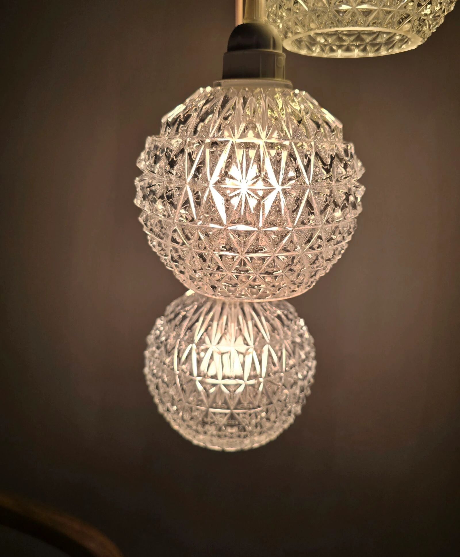 Suspension cascade three globes in cut glass vintage and pink wire