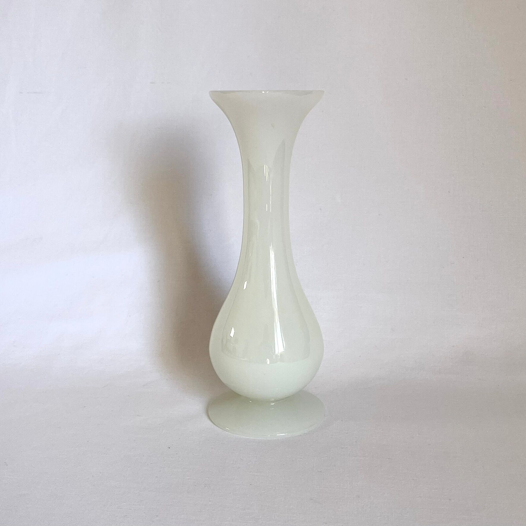 Vase soliflore opaline blanc vintage