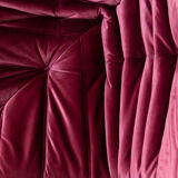 Chauffeuse d'angle Togo en velours bordeaux modèle dessiné par Michel Ducaroy 1973