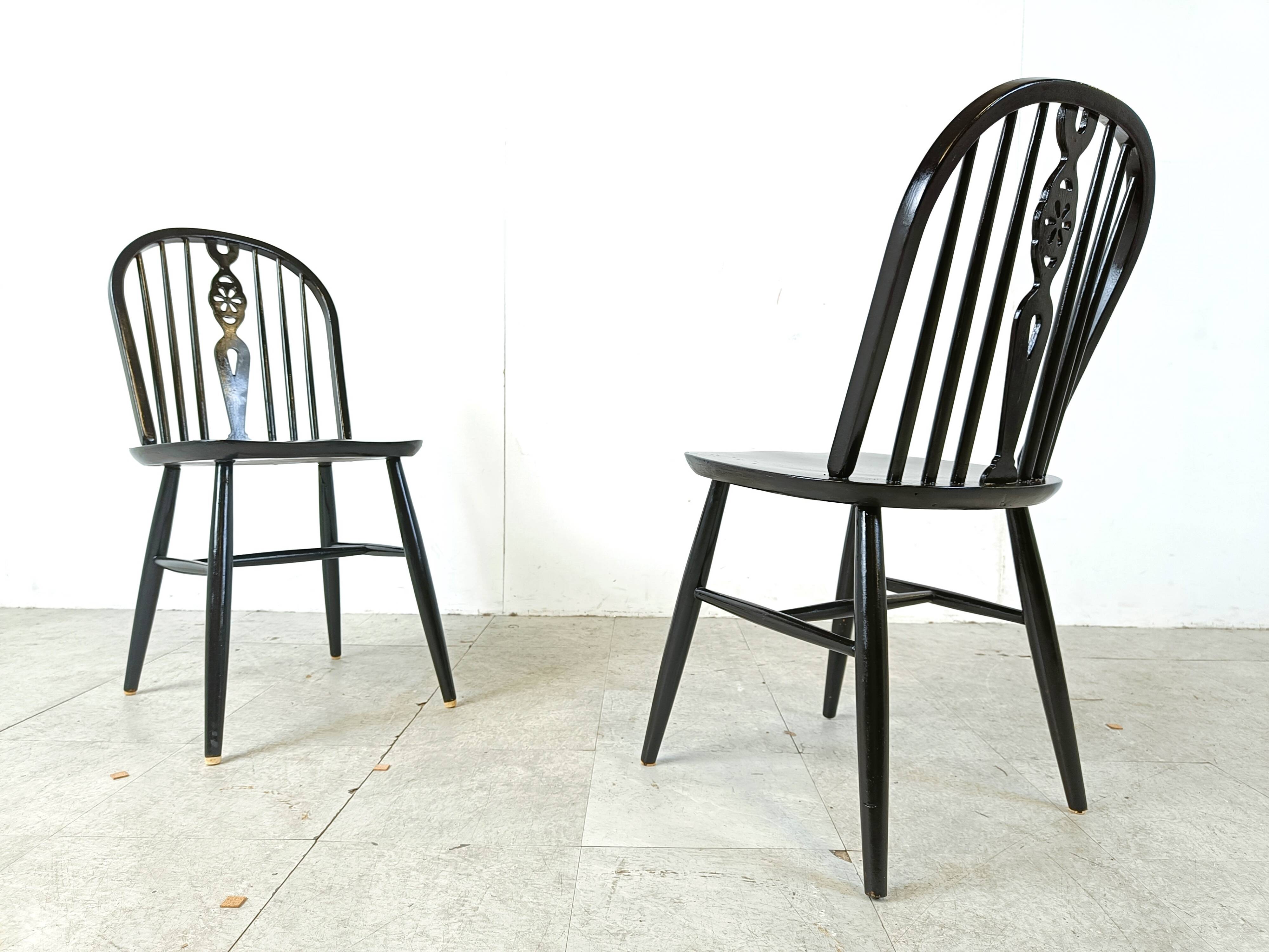 Ensemble de 4 chaises de salle à manger Ercol noircies, années 1950