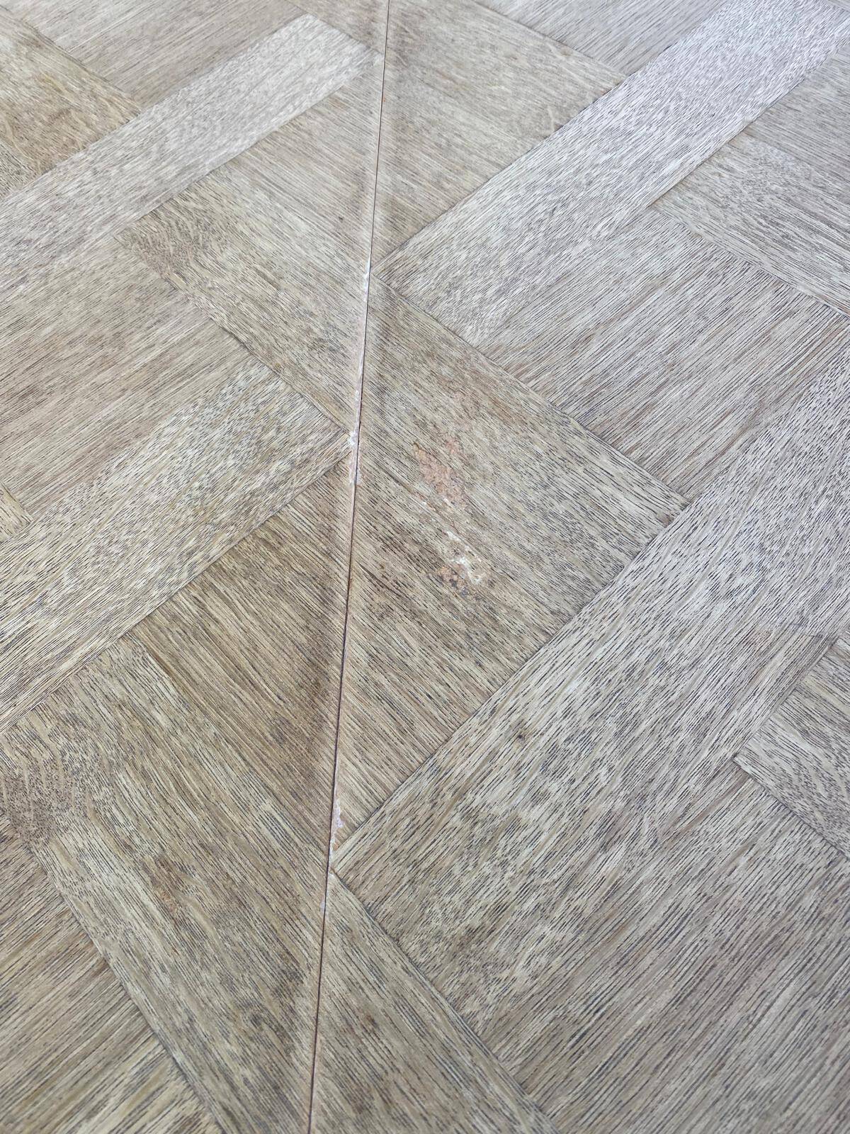 Table à manger ronde Louis XV rénovée en bois brut 210cm