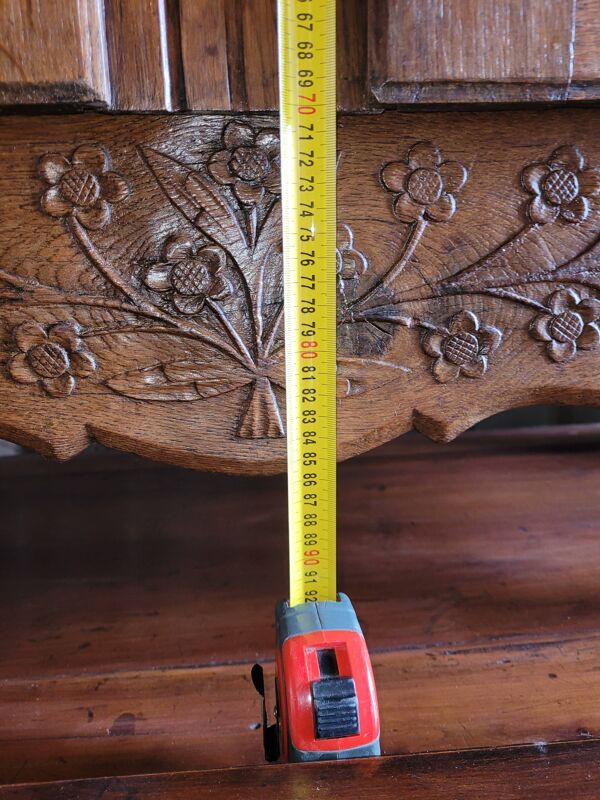 Buffet bas normand sculpté en chêne XIX ème