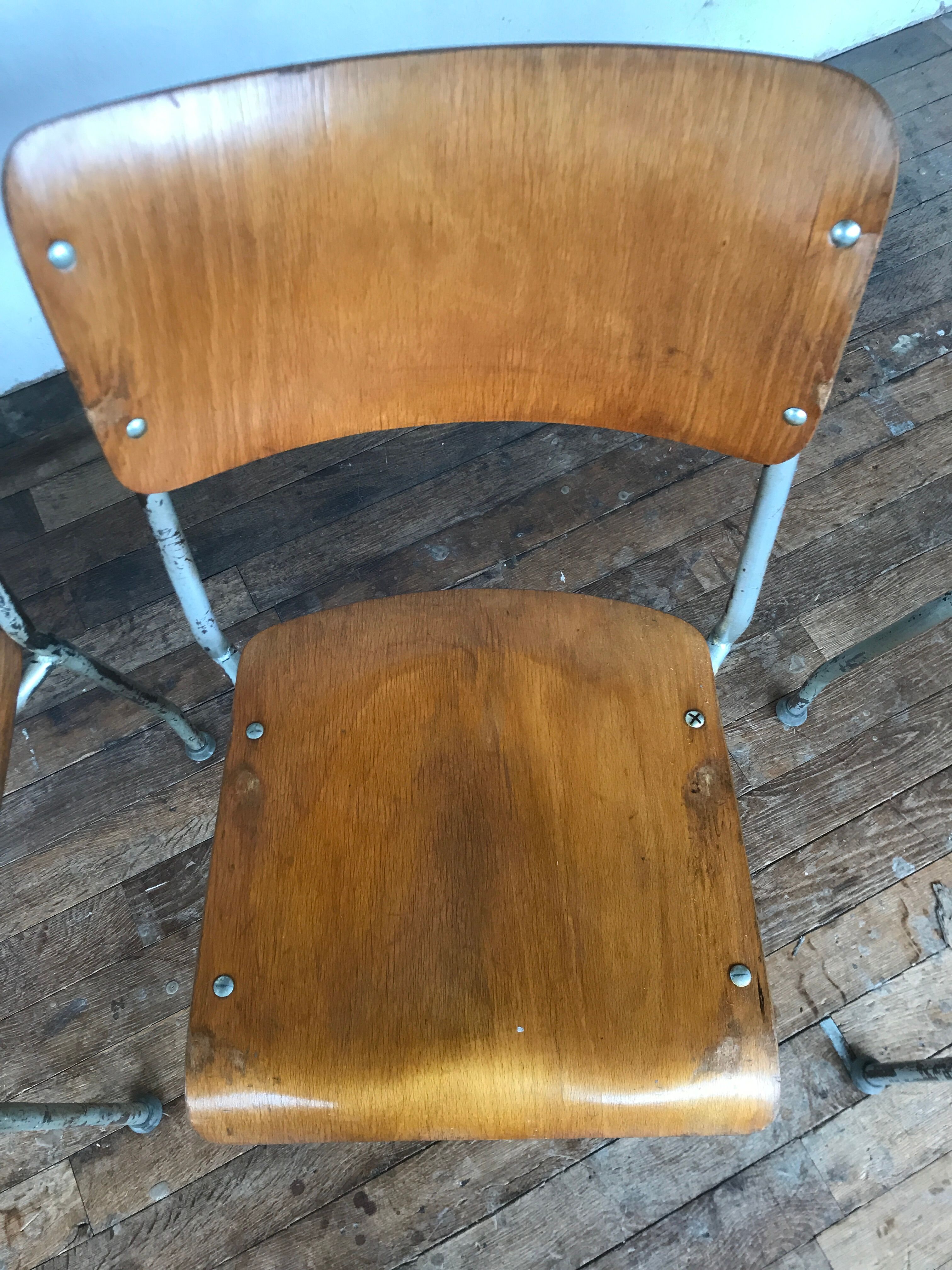Series of 6 vintage industrial school chairs stackable 1950 thermophorized seating