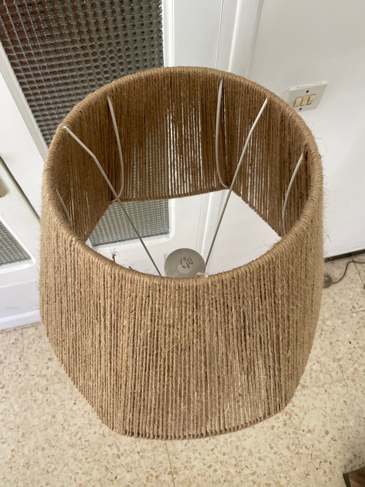 Lampadaire vintage en bois naturel et abat jour en corde années 1960
