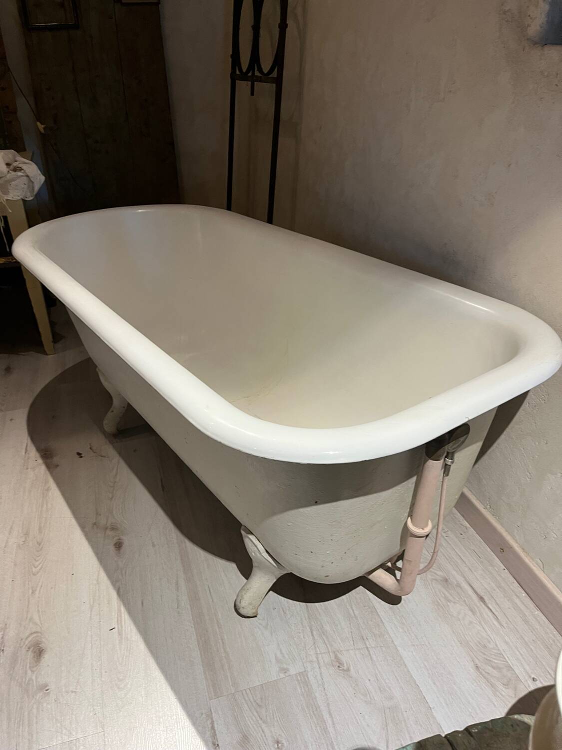 Cast iron lion's feet bathtub early 20th century