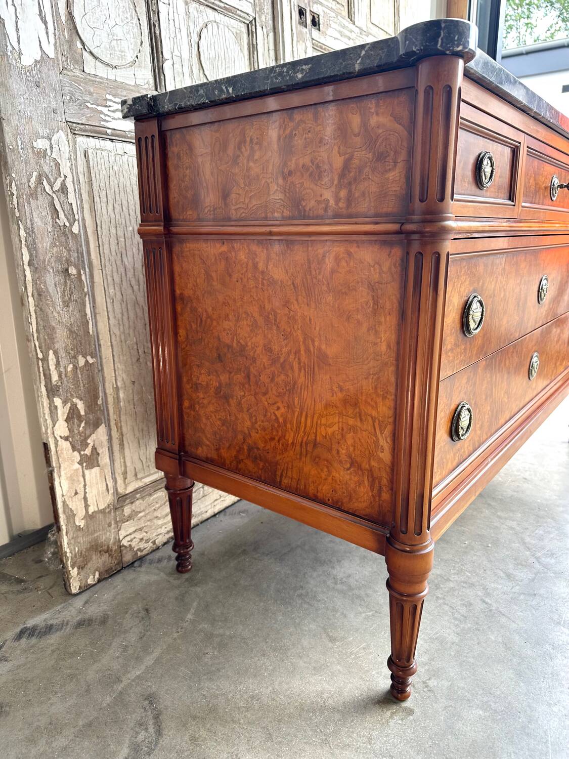 Louis XVI style chest of drawers in elm burl