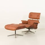 Fauteuil lounge avec repose-pieds en cuir aniline, conçu par Charles et Ray Eames