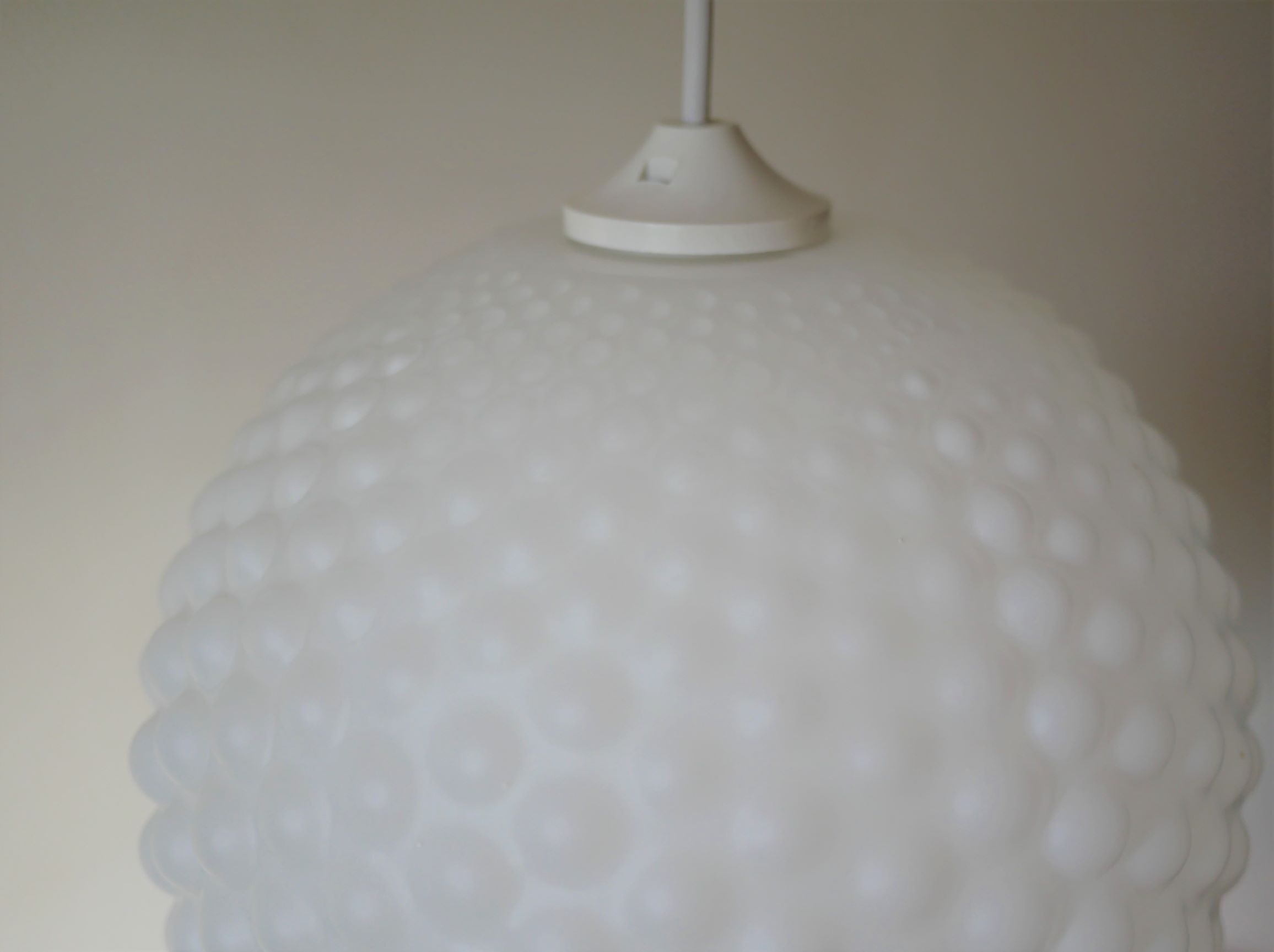 Suspension « boule » vintage en opaline