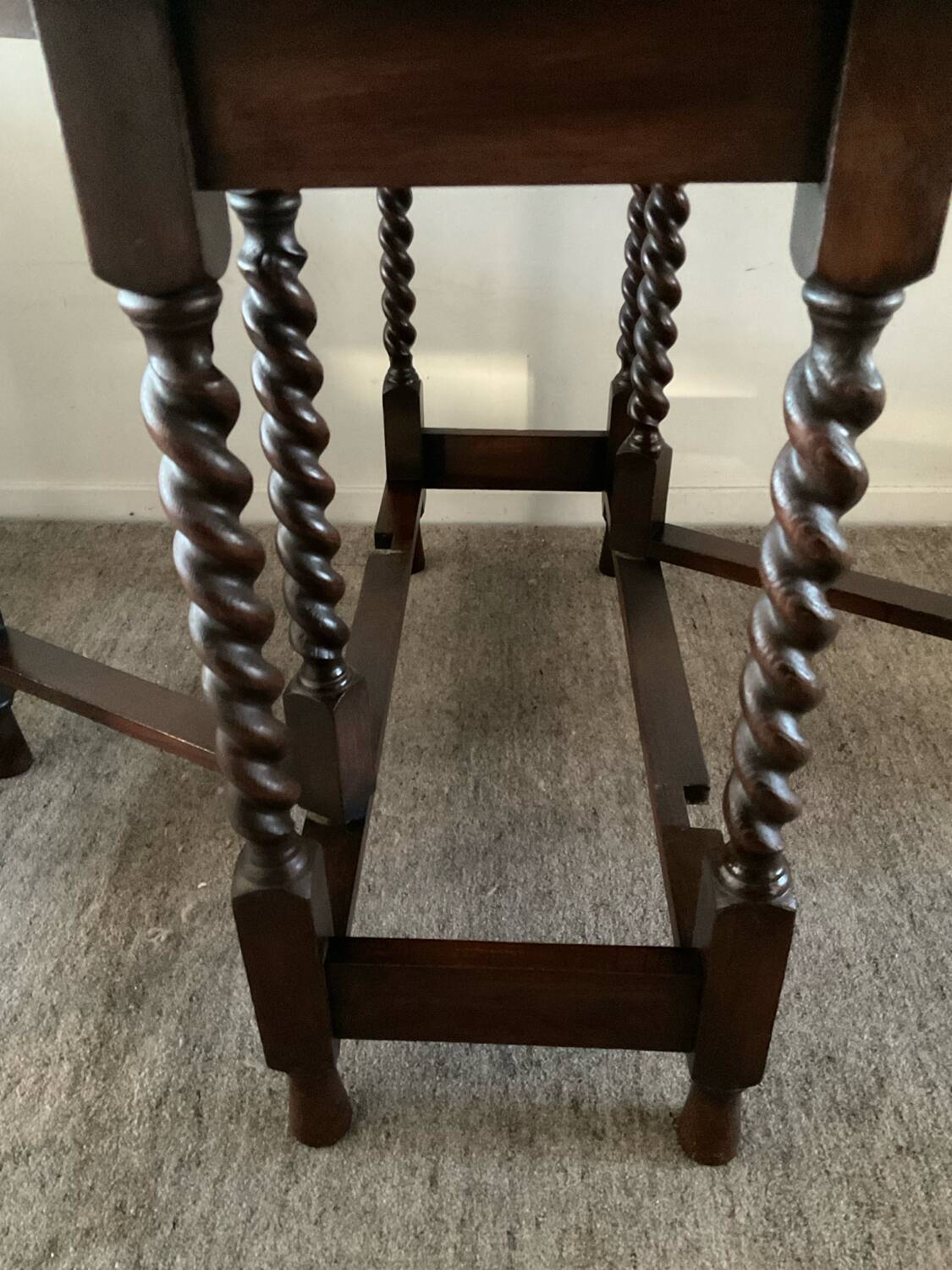 Ancienne table pliante anglaise en bois et pieds tournés 