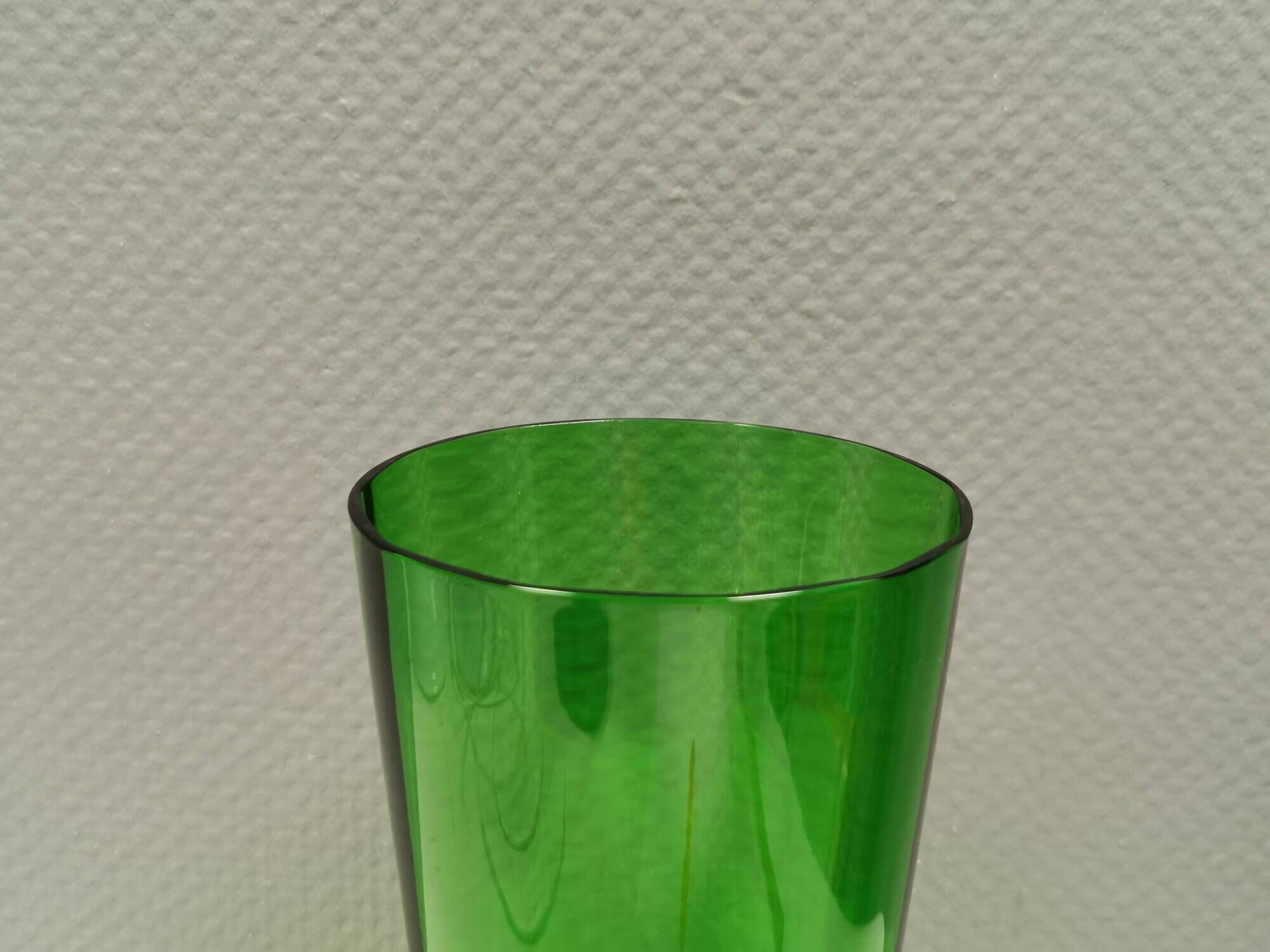 Large vintage vase in green glass.