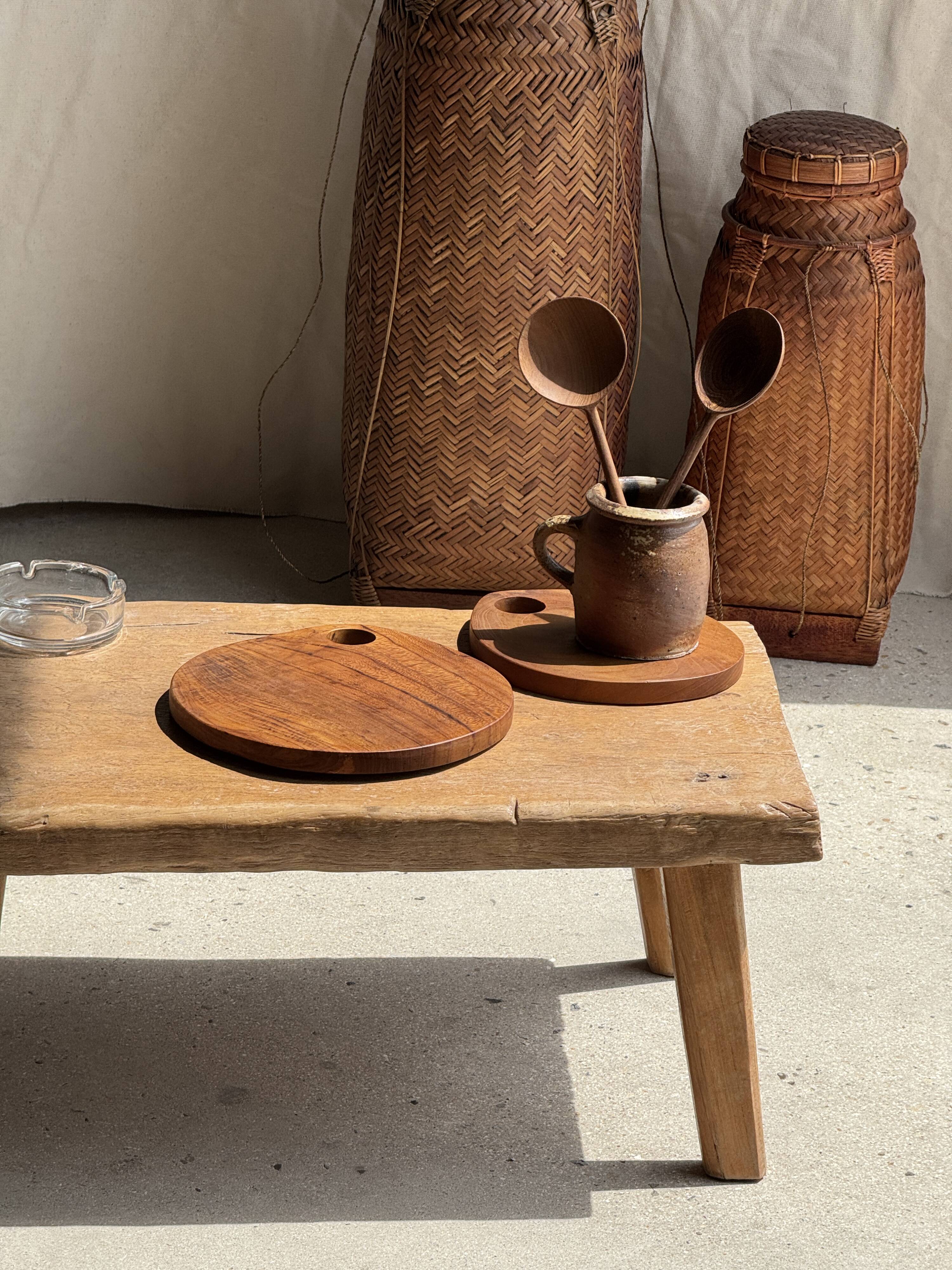 Average circular teak monoxyle chopping board with handle 26 x 18.