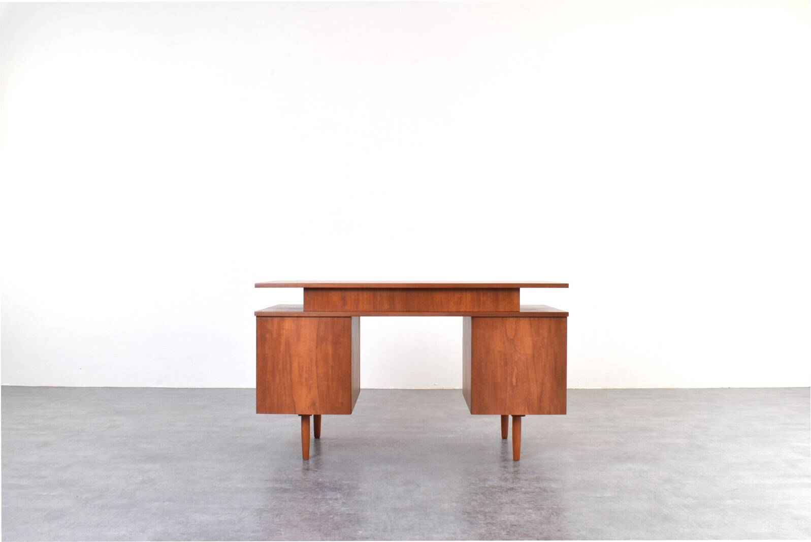 Bureau en teck des années 1960.
