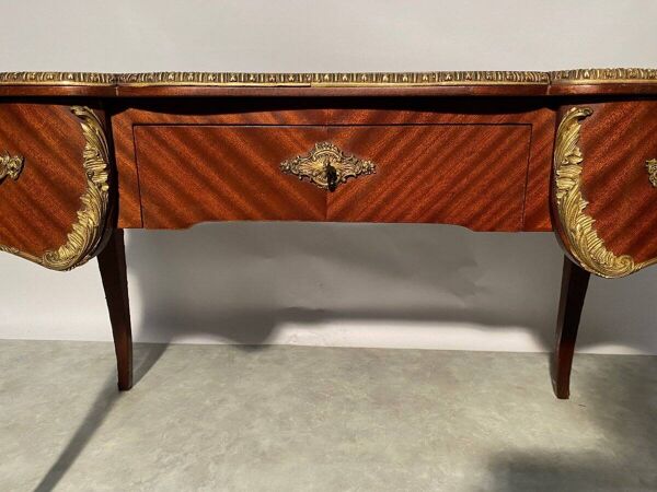 Bureau plat en placage d’acajou de style Louis XV
