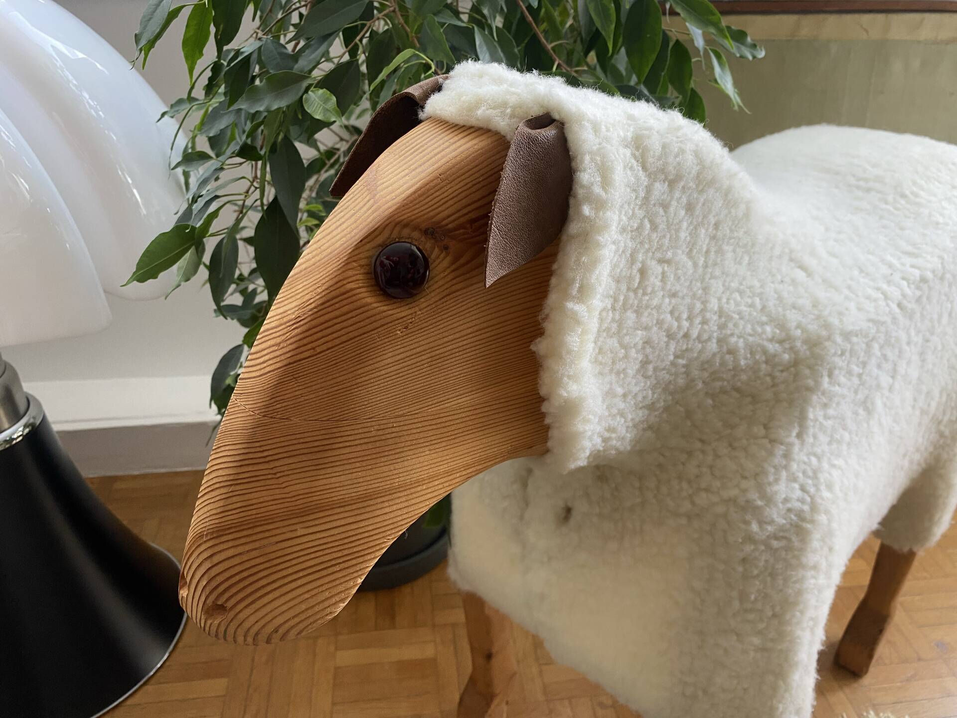 Mouton footrest hanns