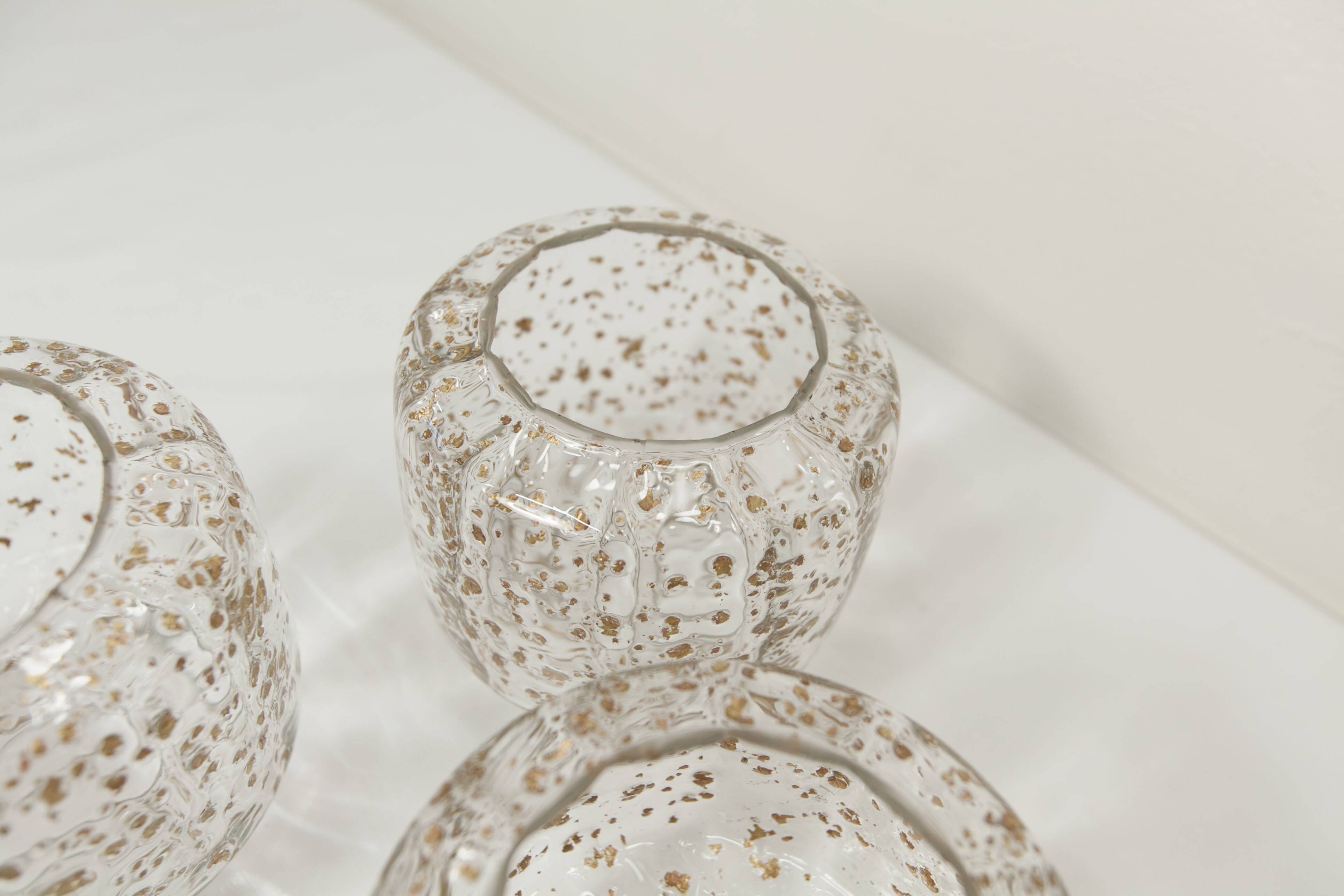 Lustre 5 branches doré et verre soufflé à paillettes dorées 1960