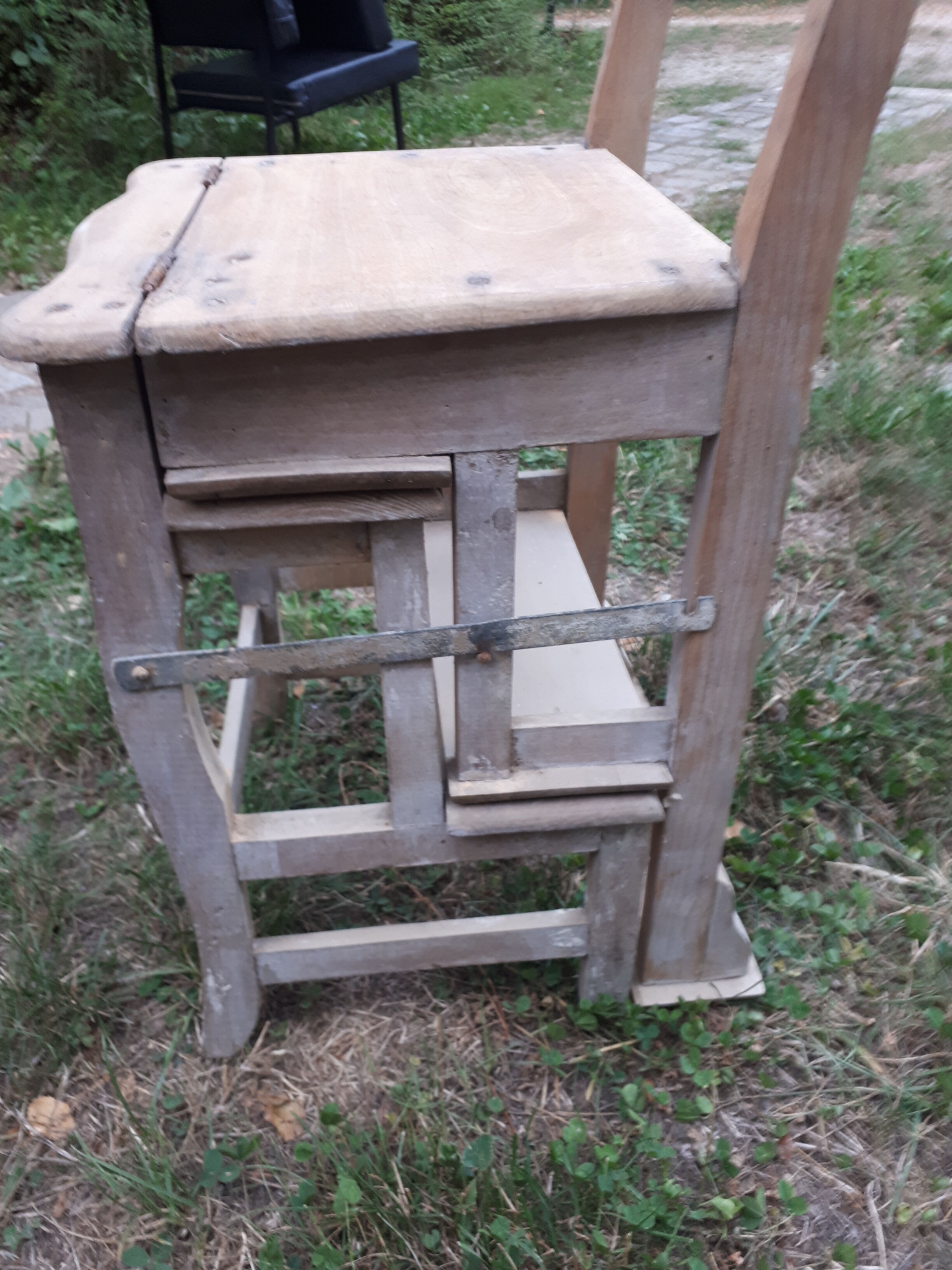 Natural wood escrow chair